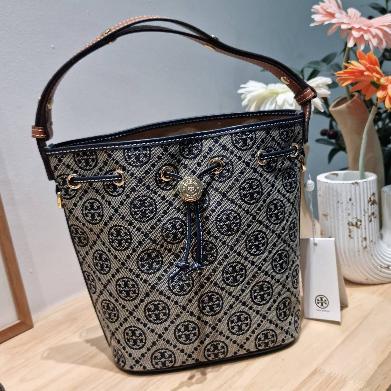 TOP ORI หนังแท้ | เกรดดีสุด TORY BURCH T MONOGRAM BUCKET BAG (ดีไซน์ใหม่) ใหม่ล่าสุดได้สวยก่อนใคร กับกระเป๋าบัคเก็ตยอดฮิต ที่มาในดีไซน์ใหม่ สายคล้องในตัวสามารถปรับได้ รูปทรงและลวดลายสวยชัดคลาสสิค