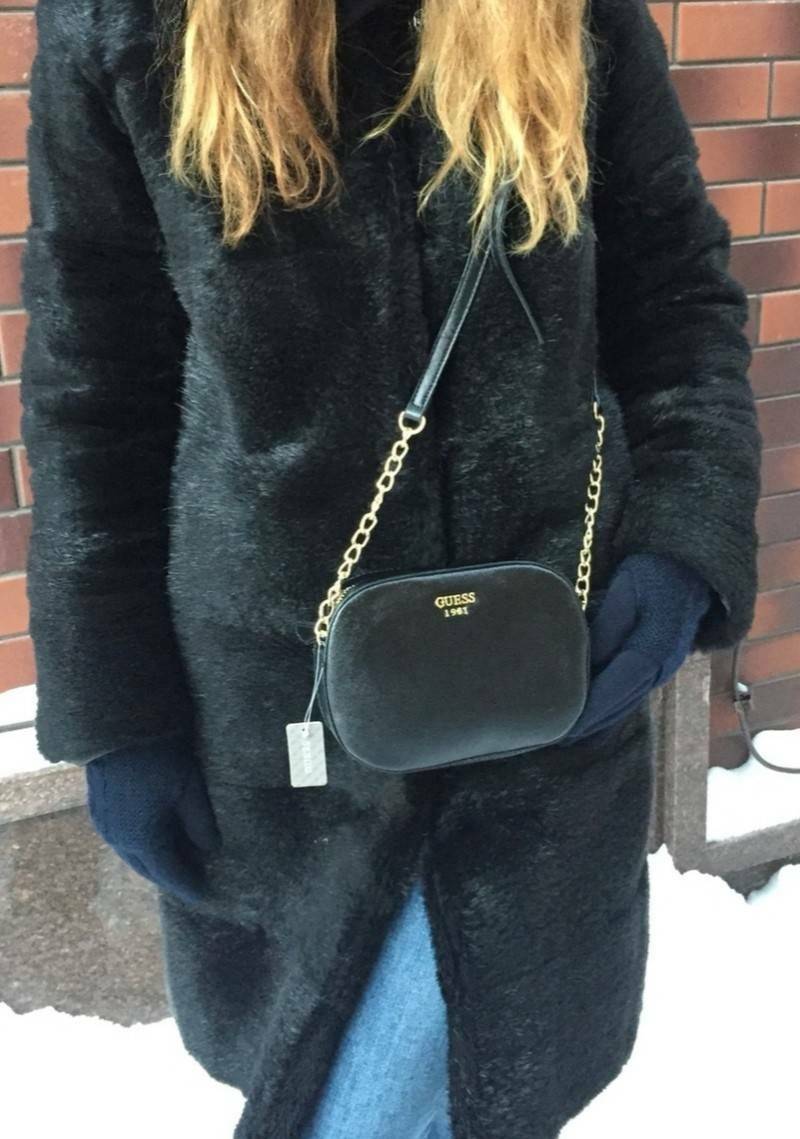 GUESS SAFFIANO SLING BAG กระเป๋าถือหรือสะพายจาก GUESS FACTORY หนัง Saffiano สวยอยู่ทรงขนาดมินิกำลังน่ารัก ด้านหน้าประดับโลโก้แบรนด์อะไหล่เงิน เปิดปิดด้วยซิปสะดวกใช้ ภายในมีโลโก้สามารถใส่มือถือiphone8+ ของจุกจิกได้ มาพร้อมสายสะพายโซ่ต่อหนังปรับไม่ได้ Cross