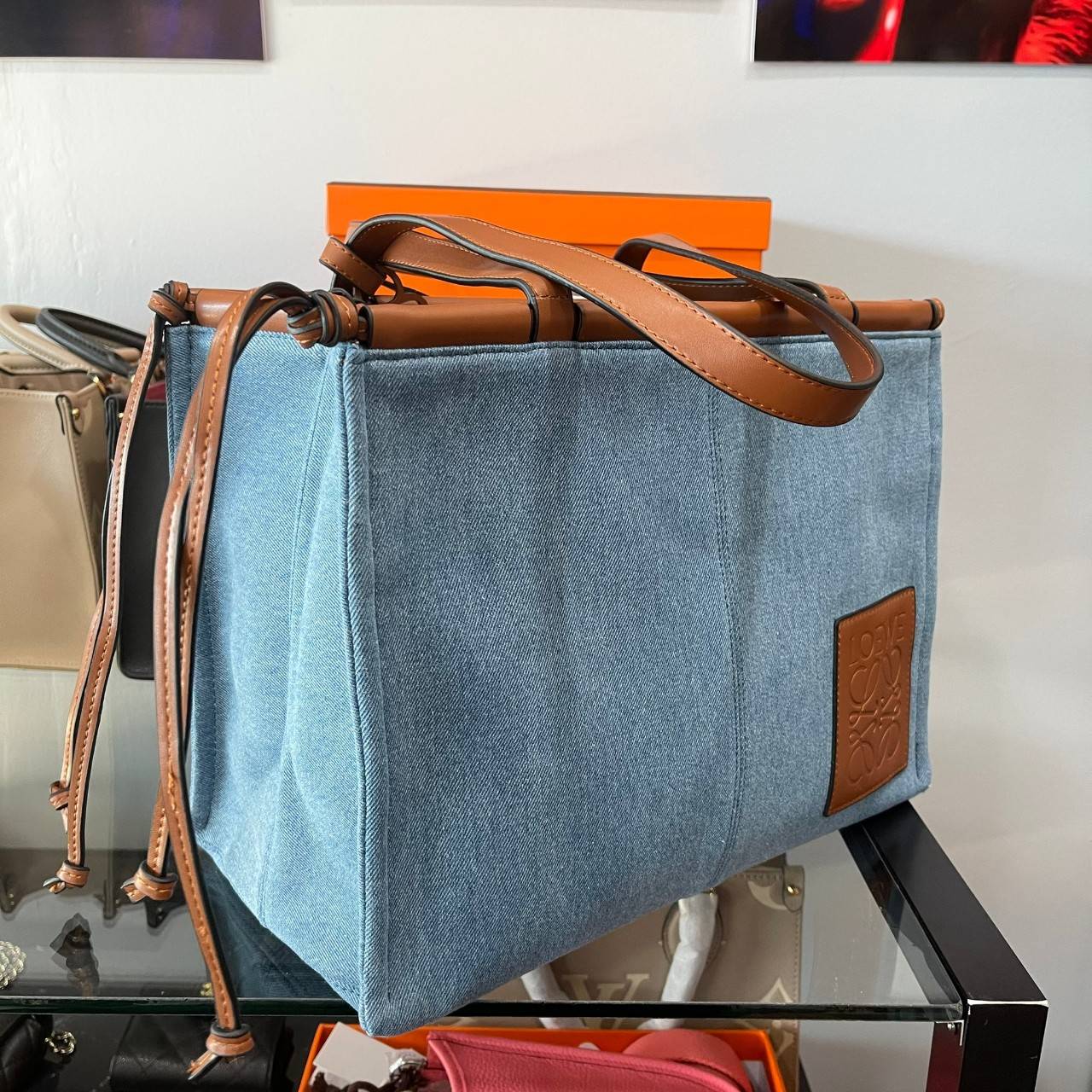 VIP GIFT 】LOEWE Small Cushion Tote Bag Leather Light Blue งานสวยมากๆทำจากผ้าแคนวาสอย่างดี พร้อมสายสะพายหนังแท้ใช้งานได้ทนทานมากๆ ด้านหน้าปักหนังปั้มโลโก้แบรนด์สวยหรู ทรงใบใหญ่ สะพายไหล่ *จุของได้เยอะมาก สามารถใส่ NOTEBOOK IPAD ได้สบายค่ะ น้ำหนักกำลังดี มา