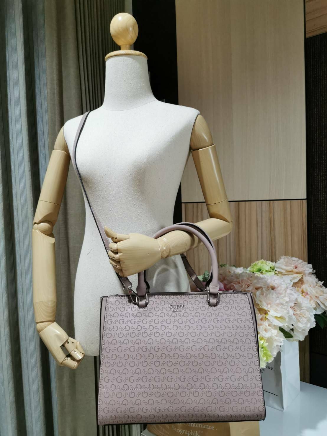 GUESS SINGNATURE SHOPPER BAG กระเป๋าถือหรือสะพายรุ่นล่าสุดจาก GUESS FACTORY หนังสวยอยู่ทรงปั้มลาย Singnature Brand รอบใบ ด้านหน้าประดับโลโก้แบรนด์ หูหิ้วเเข็งเเรงพับลงได้ เปิดปิดด้วยซิปสะดวกใช้ ขนาดกำลังดี ภายในมีช่องซิปและช่องใส่ของ กว้างและจุ น้ำหนักเบา