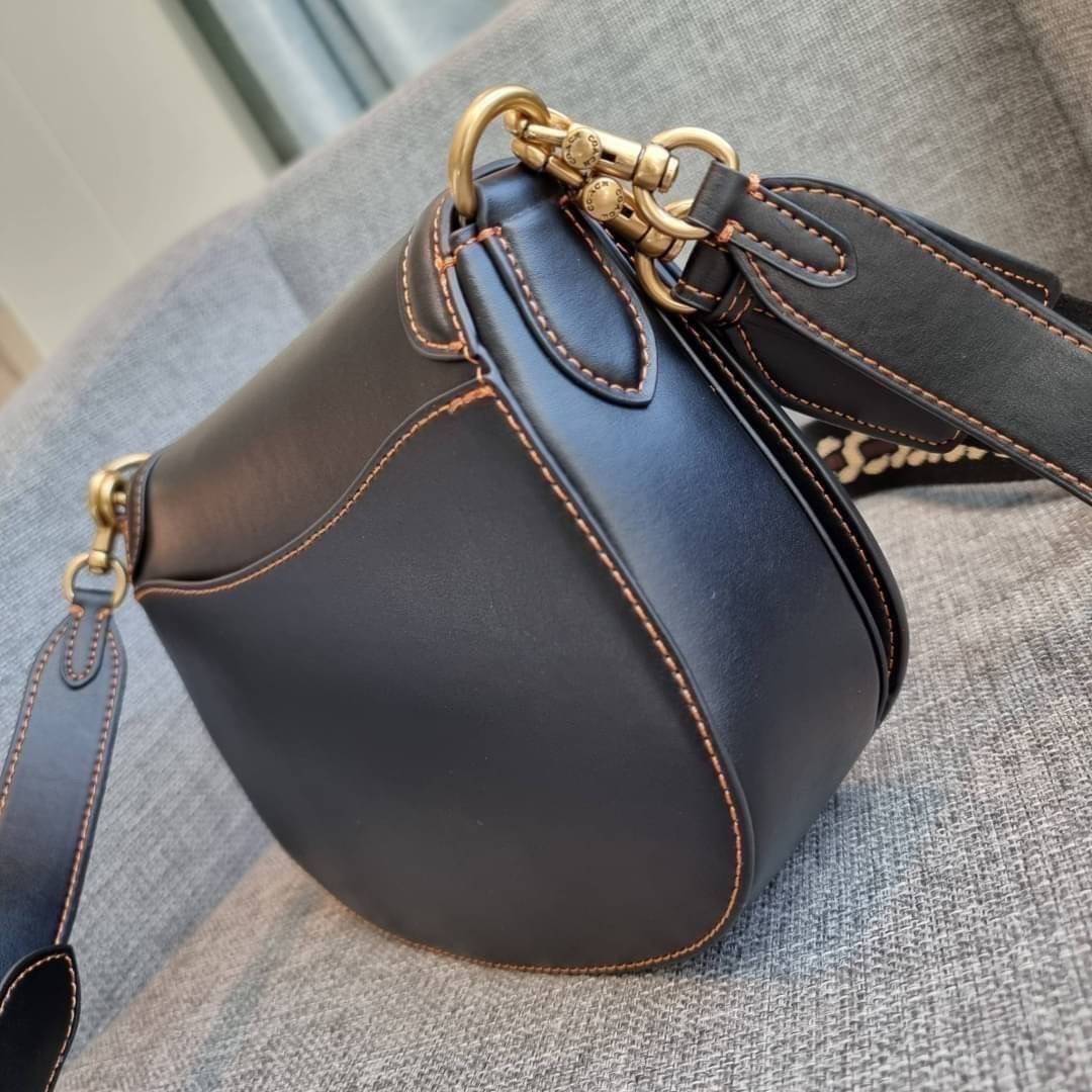 COACH C0749 BEAT SADDLE BAG The best item! ที่สาวๆรอคอย! ฮอตไฟลุก! สีหายาก ละมุนคุณหนู คอลเลคชั่นใหม่ ดีไซน์หรูหรา พิเศษมากๆมาพร้อมสายสะพาย 2 เส้น ใช้คู่กันหรือแยกสะพายก็สวยครบสูตร กระเป๋าสะพายทรง saddle คลาสสิค วัสดุหนัง glove-tanned ทนทาน เปิด-ปิดด้วยกร