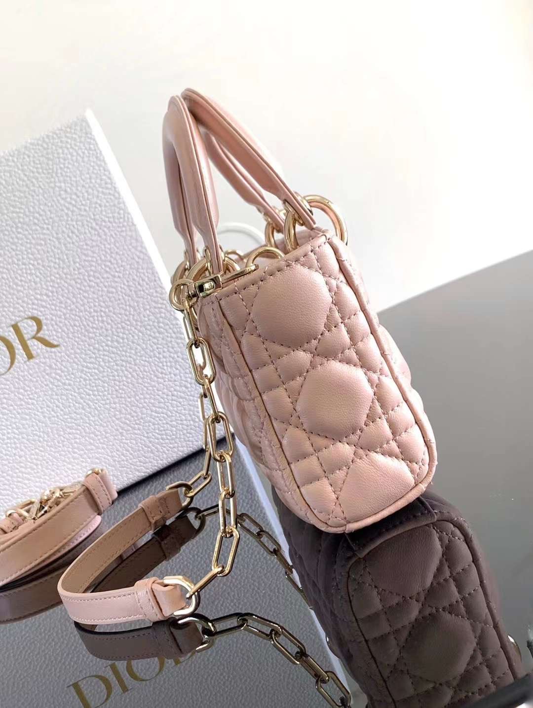 DIOR Medium Lady D-Joy Bag / LADYDIOR กระเป๋าสะพายสง่างามเหนือกาลเวลา เกรดท็อปออริ สลับแท้ 1:1