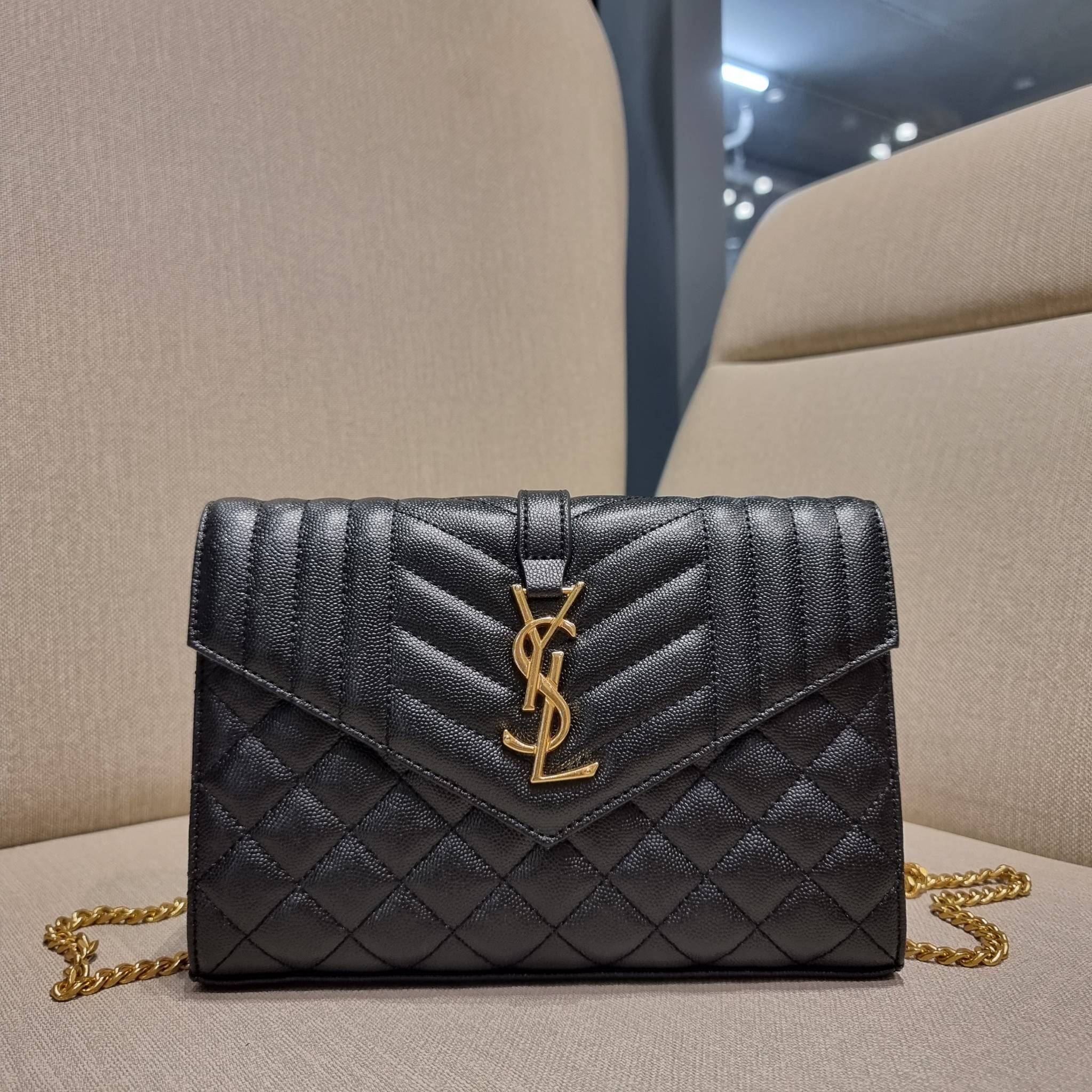 Yves Saint laurent envelope quilted with chain / YSL WOC กระเป๋าสะพายทรง woc สุดฮอต ในดีไซน์ใหม่ ดีเทลเย็บสวยคม โดดเด่นกว่าใครแน่นอน วัสดุหนัง pepble ทนทาน ใช้งานง่ายเพียงแค่เปิด-ปิดด้วยกระดุมแม่เหล็ก ภายในแบ่งสัดส่วนได้ดี มีช่องใส่บัตร มีช่องซิป ใส่มือได