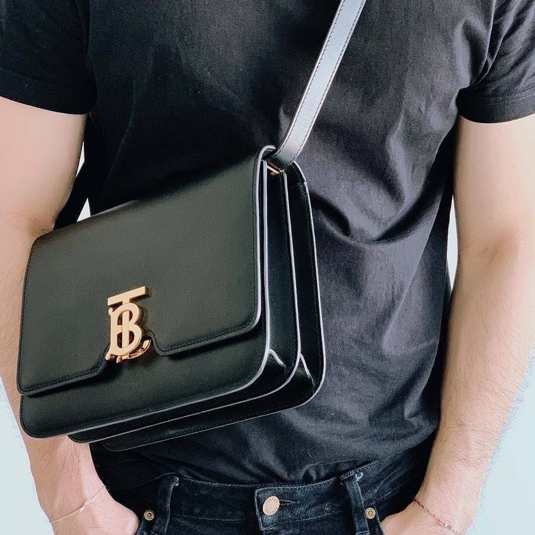 BURBERRY Leather Medium TB Bag / BURBERRY FRAGRANCES CROSSBODY BAG กระเป๋าสะพายหนังเรียบสวยอยู่ทรงดีไซน์ยอดนิยมประดับโลโก้แบรนด์ทองด้านหน้า เปิดปิดด้วยฝาปิดสัญลักษณ์ตัวB ภายในมีช่องแบ่งเป็นสัดส่วนมีช่องซิปหัวซิปแบรนด์