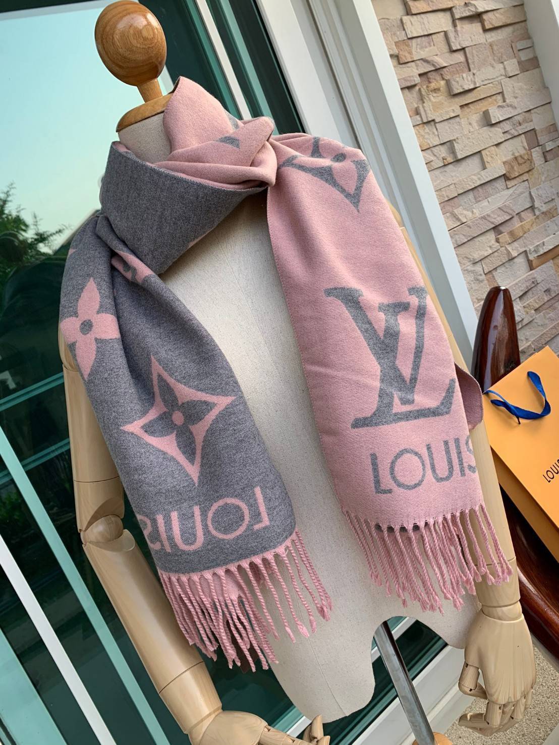 Louis Vuitton Women’s Scarves Accessories อีกหนึ่งแบรนด์ดังจากปารีส ด้วยงานพรีเมี่ยมกิ้ฟสีพาสเทล เพื่อส่งมอบความรู้สึกดีๆให้กับคนที่คุณรัก ในรูปแบบผ้าพันคอและผ้าคุมไหล่ผืนใหญ่ให้ความอบอุ่น ถักทอด้วยผ้าcashmere ผ้าเนื้อดี สัมผัสนุ่มมือ ทอลายในตัว สีและลายค