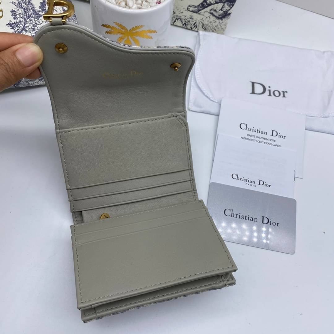 ORI 🥂 DIOR Wallet Saddle Lotus / Dior tri-fold wallet เกรดออริจินอล กระเป๋าสตางค์ 3 พับ วัสดุหนังแท้ และผ้า Jacquard อย่างดี ทอสวยงามที่สุด มีช่องใส่เหรียญมีซิปปิด ใส่การ์ด ใส่ธนบัตรได้ ครบเลยค่ะ ผสมผสานความสง่างามและคลาสสิกที่เข้ากับยุคสมัย ด้านห