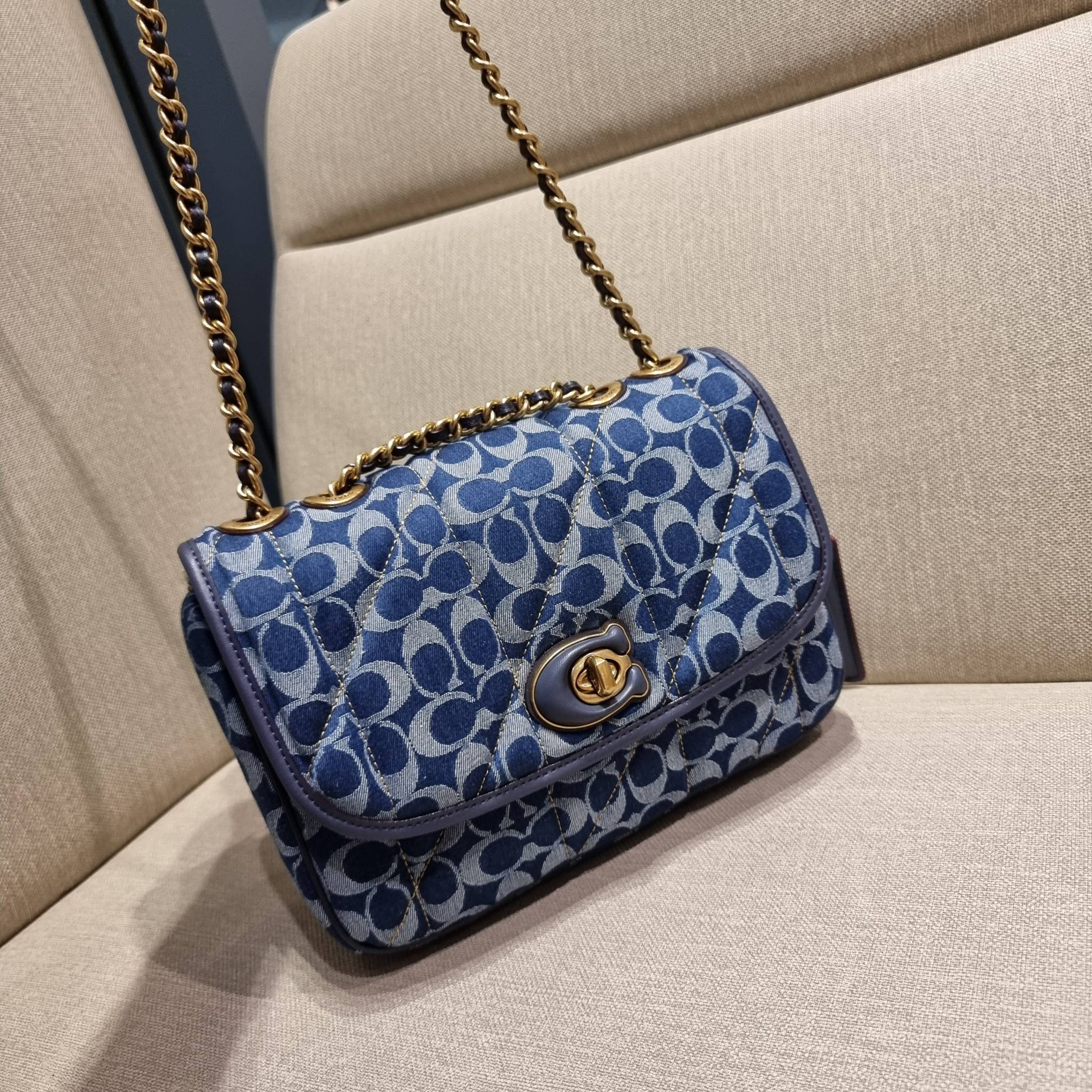 COACH CA104 PILLOW MADISON SHOULDER BAG IN SIGNATURE DENIM WITH QUILTING หรูหราที่หนึ่งต้องยกให้เลย กับไอเท็มนี้ กระเป๋าสะพายดีไซน์สุดล้ำ เดินเส้นสวยคม วัสดุผ้าเดนิม สวยเฉียบ ดูแพง เปิด-ปิดด้วยตัวบิดล็อค ใช้งานสะดวก ด้านหลังมีช่องเก็บของจุกจิกได้ ภายในแบ่