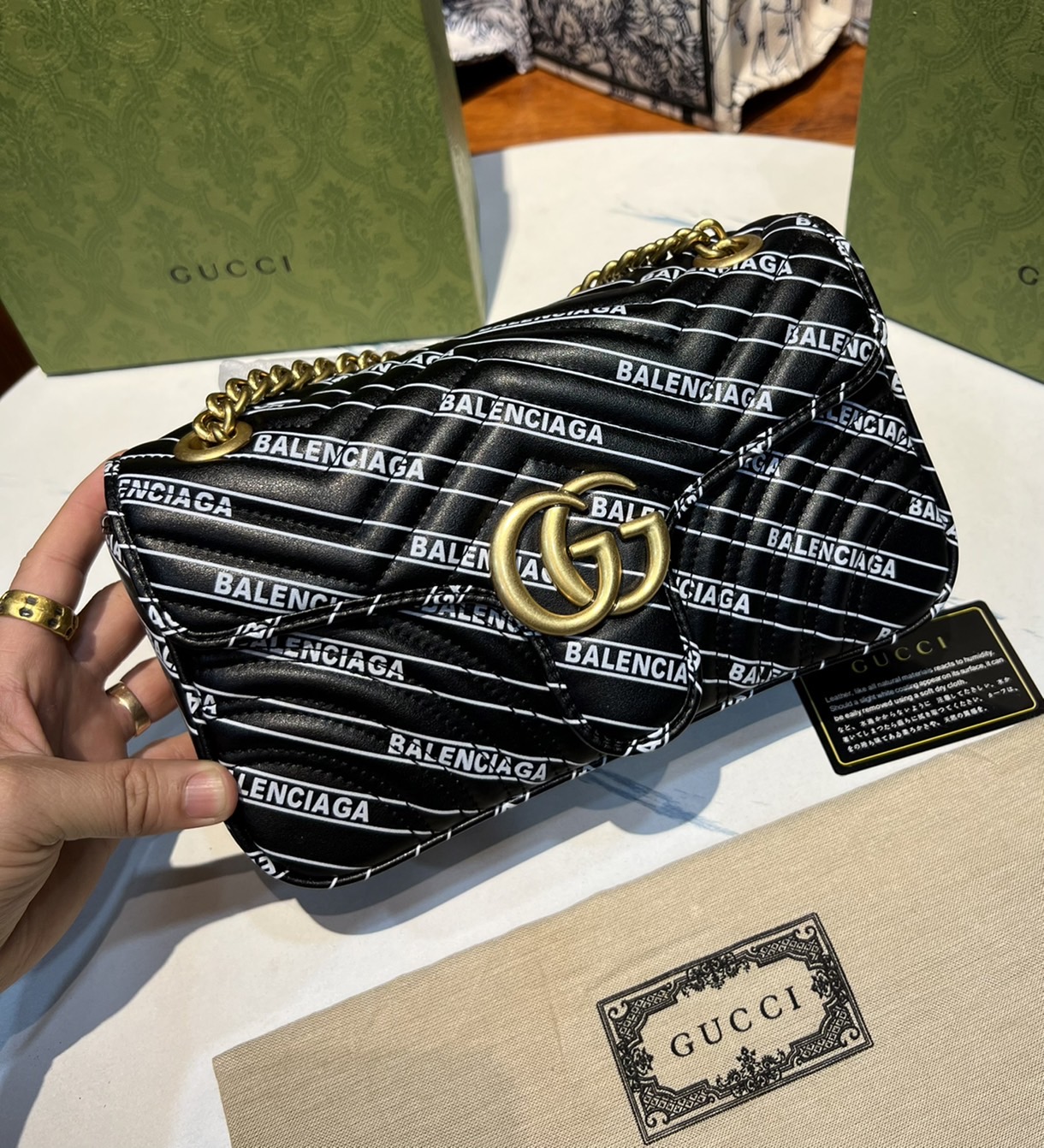 หนังแท้ GUCCI The Hacker Project small GG Marmont bag Balenciaga print leather คอลเลคชั่นผสมผสานเอกลักษณ์ความหรูของ 2 แบรนด์ดัง ที่ยอดขายดีตั้งแต่วันแรกที่ลง shop ด้วยรูปทรงที่กะทัดรัด ตอบโจทย์ได้ทุกลุค ทุกไลฟ์สไตล์ ใช้งานได้ง่ายคล่องตัว เรียกได้ว่าใครไม่