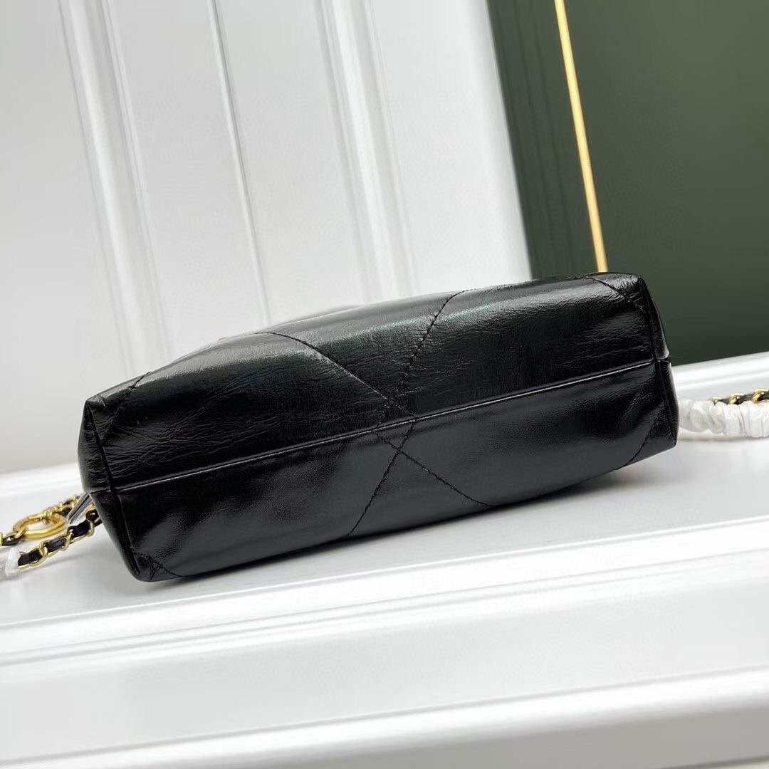 Chanel 22 backpack (small) กระเป๋าสะพายหลัง หนังเคลือบเงาและโลหะสีทองต่อยอดจากรุ่น ss22 ที่ ฮอตข้ามปีเพิ่มขนาดและหูถือยิ่งดูดีไปมากค่ะ