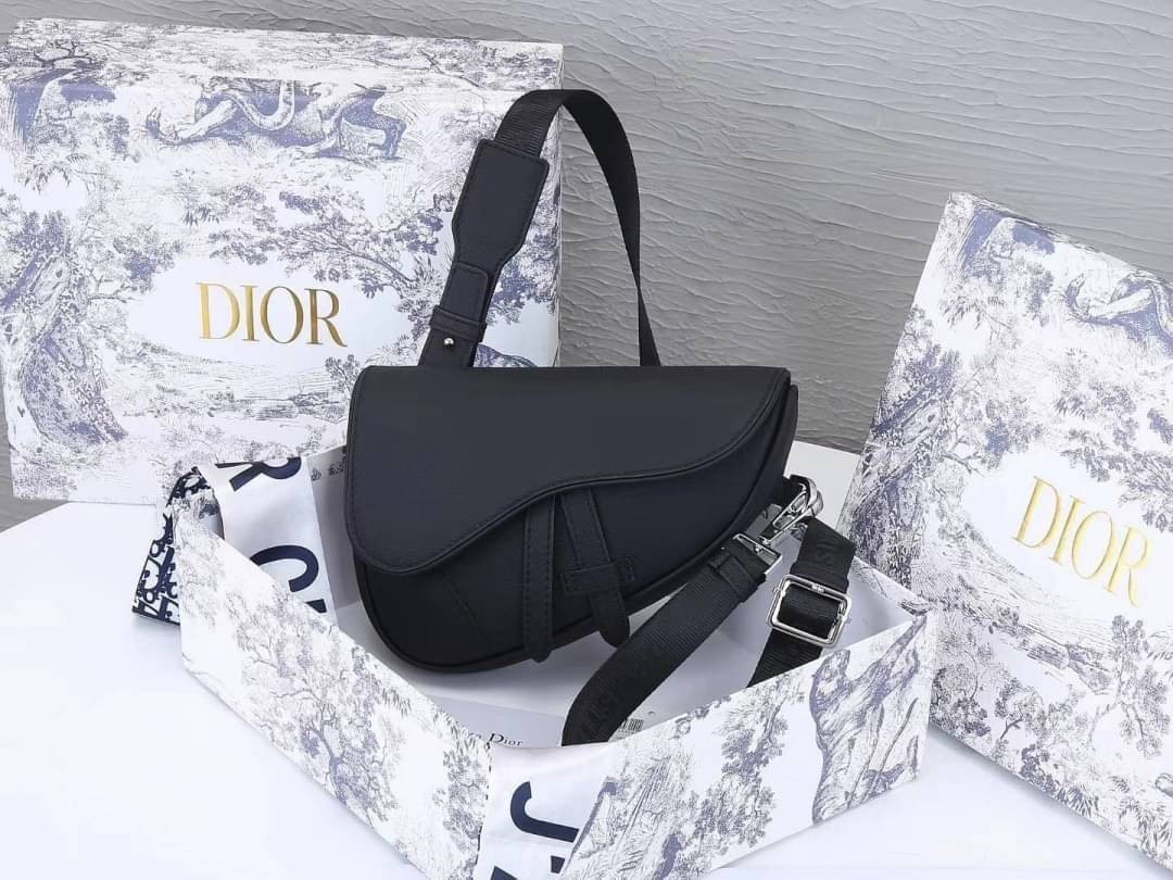 CHRISTIAN DIOR BLACK GRAINED CAFLSKIN MINI SADDLE BAG / Dior Men Bag เกรดใช้งานสลับของแท้ เกรดออริจินอล ภาพสินค้าถ่ายจากงานขายจริง ใช้งานต่างประเทศได้