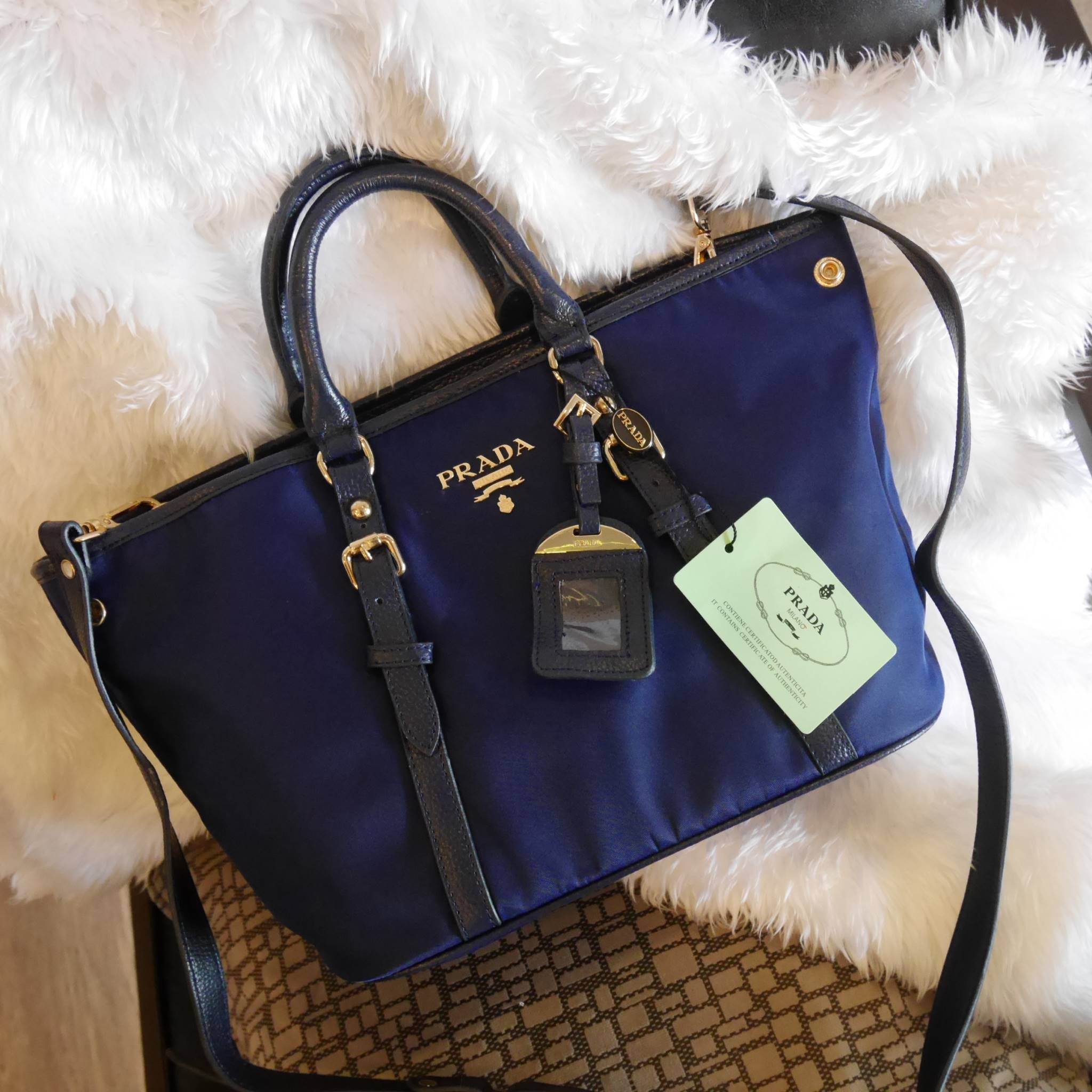 สาวๆที่มองหา กระเป๋าสะพายสวยเก๋ **ที่ใช้ได้ทุกวัน 👧👧 ทางร้าน ขอแนะนำ งานพรีเมี่ยมกิ้ฟ จากเคาเตอร์ต่างประเทศค่ะ รุ่น Limited edition ค่า กระเป๋าสะพาย จากแบรนด์ PRADA เป็น กระเป๋าผ้าไนล่อน สลับหนัง สะพายไหล่ได้ สามารถปรับระดับที่สายสะพายไหล่