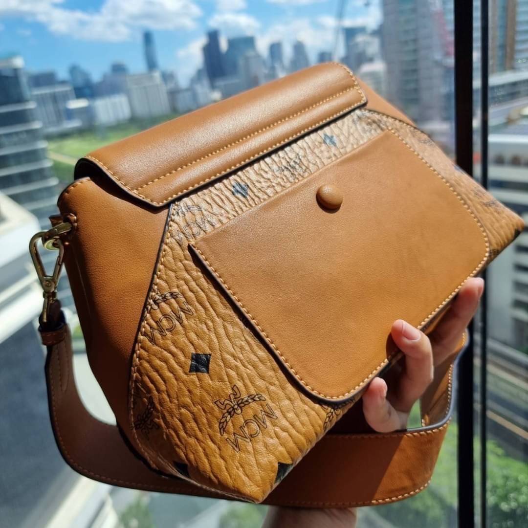 M.C.M ESSENTIAL CROSSBODY IN VISETOS กระเป๋าสะพายข้าง สวยอยู่ทรง ดีไซน์ไม่ซ้ำใคร มาพร้อมสายสะพายถึง 2 แบบ ปรับเปลี่ยนใช้ได้ไม่มีเบื่อ วัสดุหนังแคนวาสสลับหนังแท้ เปิด-ปิดกระเป๋าด้วยตัวบิดล็อคแน่นหนา ด้านหลังมีช่องเก็บบัตรได้ ภายในโล่งกว้าง แบ่งสัดส่วน เป็น