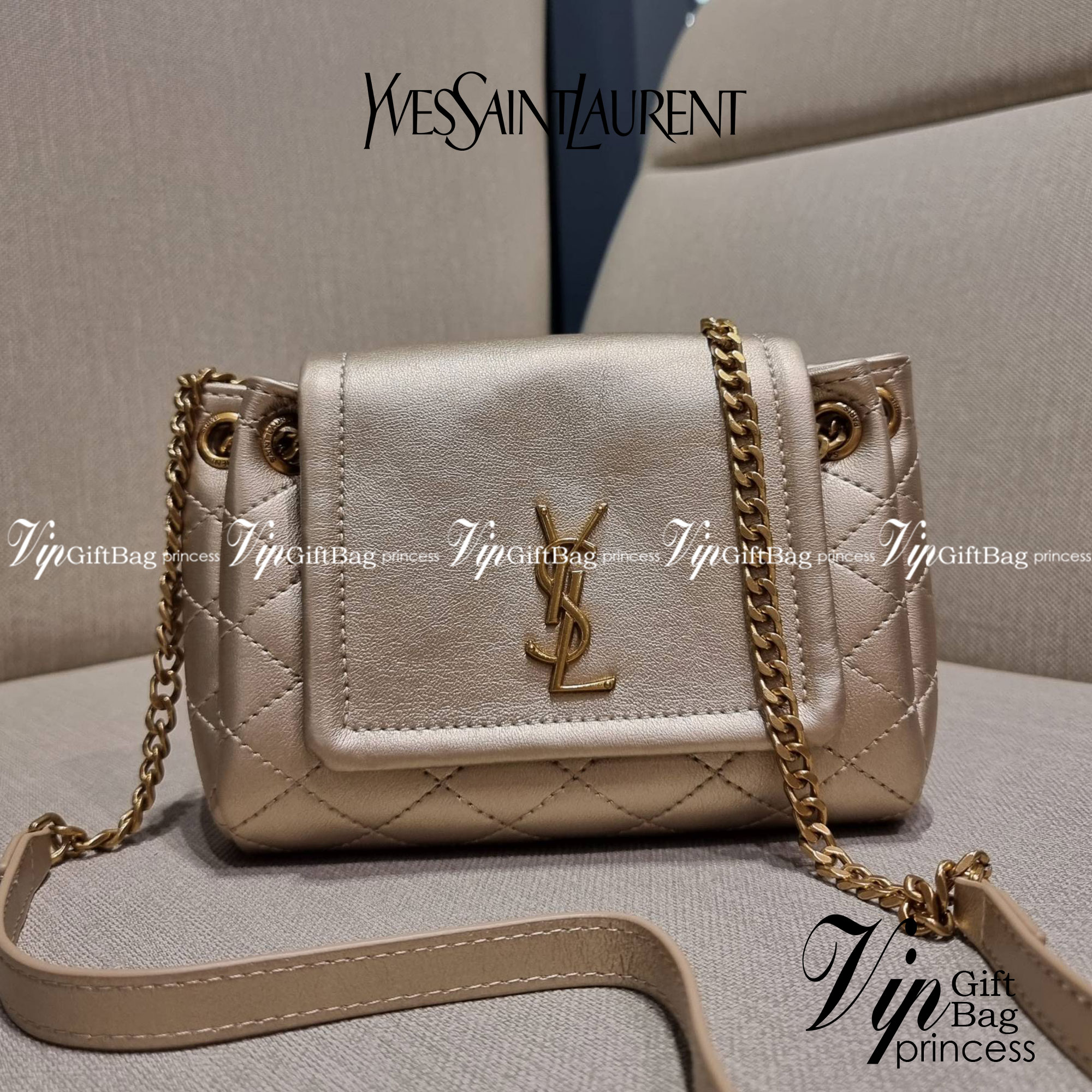 Yves Saint laurent mini nolita in lambskin / YSL mini nolita น้องสาวคนสวยที่ต้องตาเมื่อแรกเห็น กระเป๋าสะพายดีไซน์หรู ไซส์มินิ แบรนด์นี้ไม่เคยทำให้ผิดหวังจริงๆ ด้วยดีเทลความเรียบง่ายแต่มีความหรูอยู่ในตัว วัสดุหนังแกะ สัมผัสดีงามมากๆ เปิด-ปิดด้วยกระดุมแม่เห