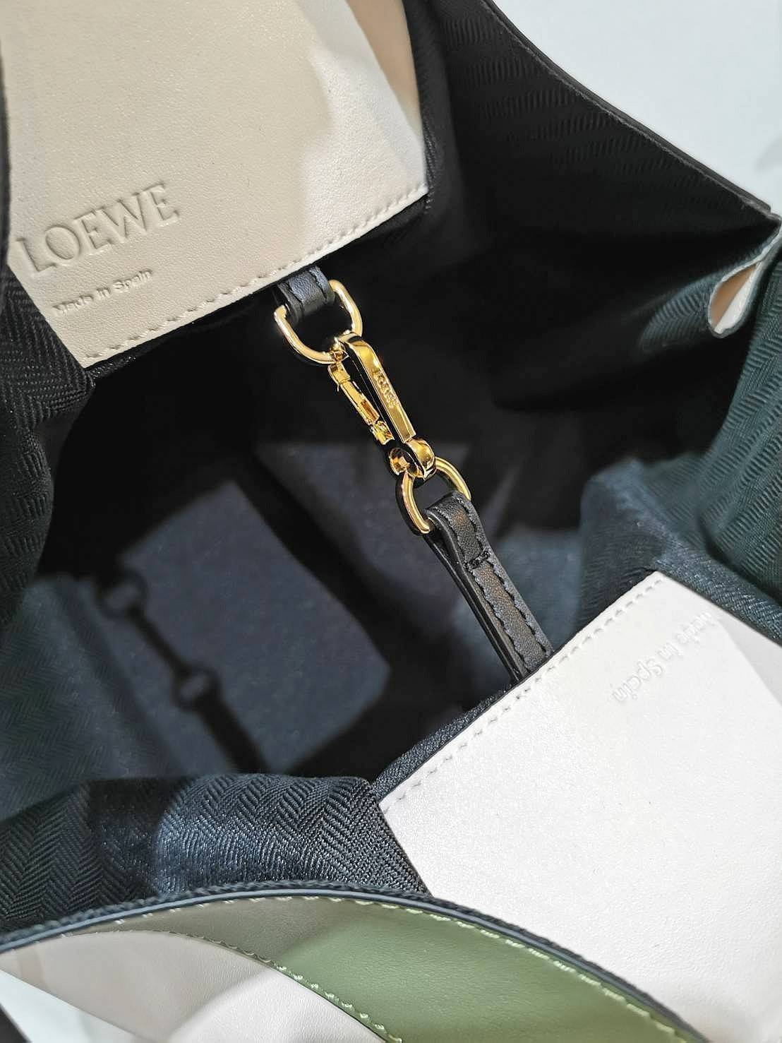 LOEWE HANDLE & SHOULDER BAG GIFT WITH PURCHASE GWP พรีเมี่ยมกิ๊ฟ Limited จาก LOEWE PERFUME DUTYFREE รุ่น Rare items สุดๆวัสดุหนังแท้ Calfskin หนังสวยดีไซน์มีเอกลักษณ์ ใบใหญ่กำลังดี น้ำหนักเบา สามารถปรับได้หลายทรงไม่จำเจ ด้านข้างมีซิปปรับขยายได้ ภายในโล่งก