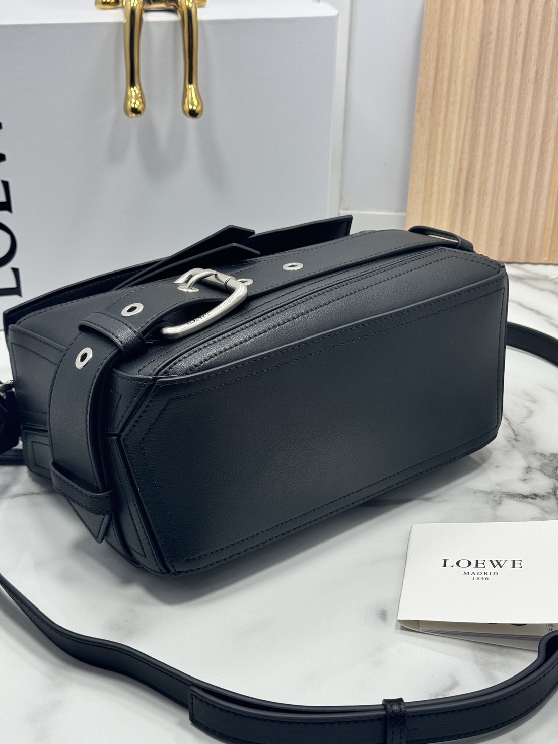 ORI หนังแท้ | Loewe Small Puzzle Biker bag in shiny Leather 24cm กระเป๋าสะพายทรงกล่องพัซเซิล รุ่นใหม่ล่าสุด คล้ายเข็มขัดด้านหน้าสวยเท่โดดเด่นสไตส์ไบเกอร์ ด้วยเส้นสายเรขาคณิตอันโดดเด่นและรูปทรงลูกบาศก์