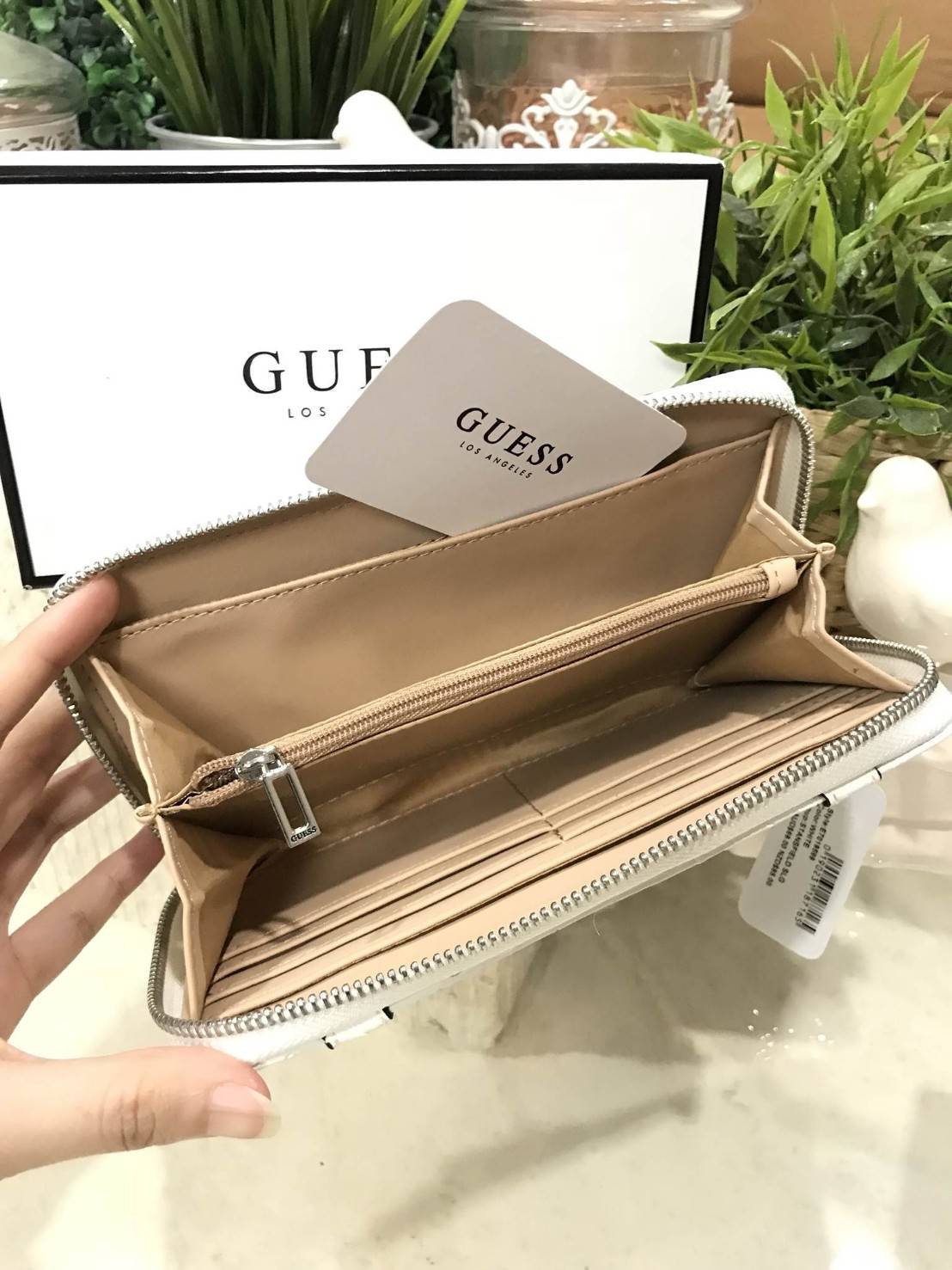 NEW ARRIVAL! GUESS FACTORY WOMEN'S LONG WALLET กระเป๋าสตางค์ใบยาวซิปรอบรุ่นหายาก! Signature Brand รอบใบ ด้านหน้าแต่งสายหนังคาดเหมือนเข็มขัดพร้อมประดับโลโก้แบรนด์อะไหล่เงิน ภายในมีช่องใส่ธนบัตร ช่องซิปกลางและช่องใส่บัตรหลายช่อง ใส่มือถือ iphone8+ ได้ 