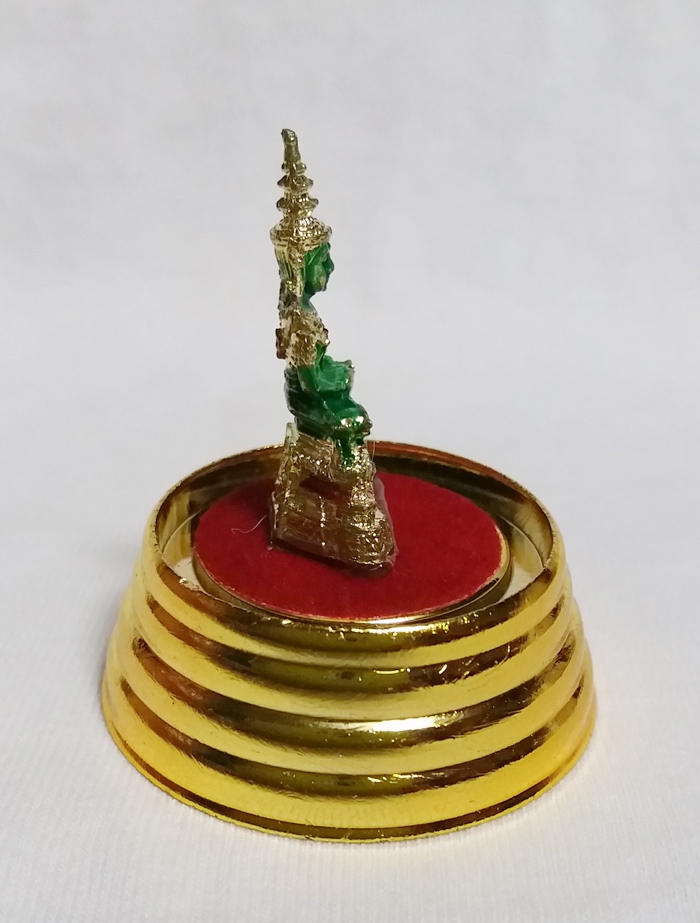 สินค้าหมดค่ะ พระแก้วมรกตครอบแก้ว ความสูงรวมที่ครอบ 2 นิ้ว(ตั้งบูชาหน้ารถ)ค่ะ