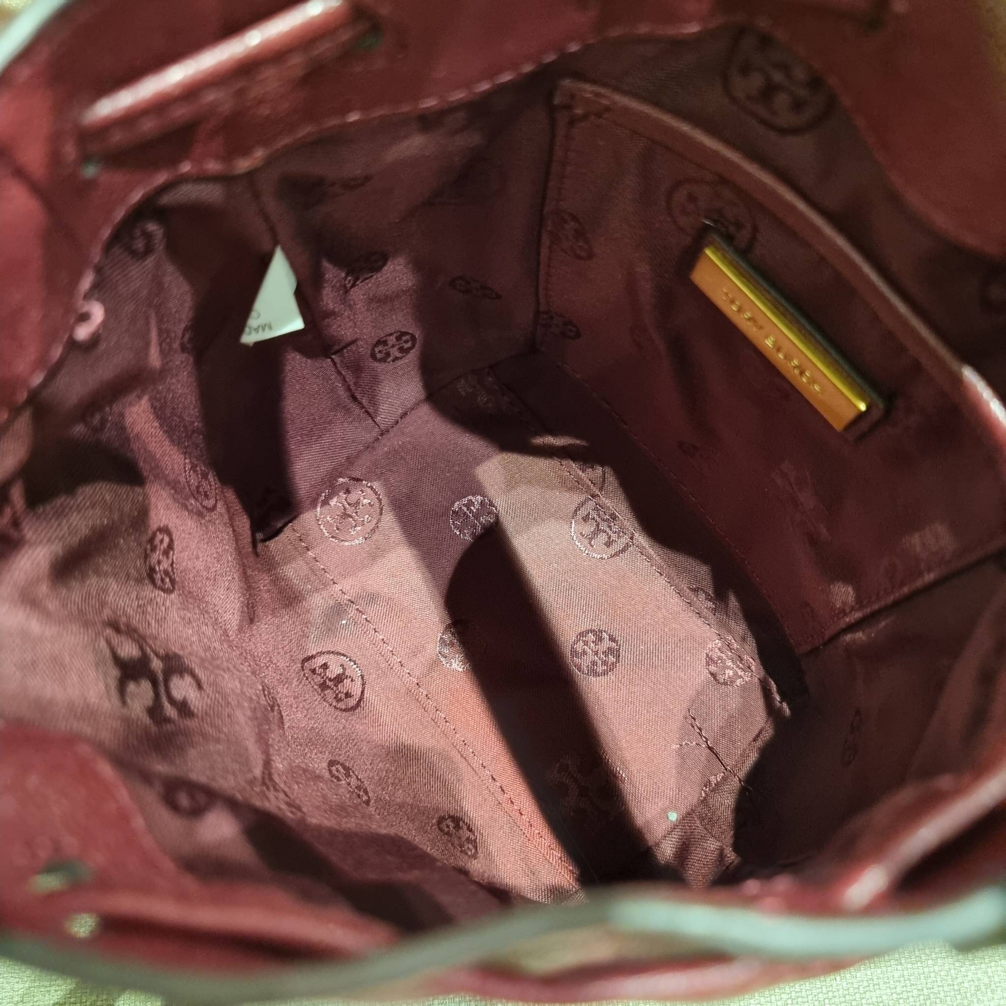 TORY BURCH WILLA MINI BUCKET BAG NEW ARRIVAL สุดปัง กระเป๋าสะพายทรงบัคเก็ต สวยผู้ดี โดดเด่นด้วยโลโก้สีทองดูหรู อัพลุคผู้ดี๊ผู้ดี วัสดุหนังแท้ ดีไซน์บุนวม เส้นคมดีเทลหรู เปิด-ปิดหนังรูดปากกระเป๋า มีหูหิ้วในตัว คล้องแขนเก๋ๆ ภายในเป็นช่องโล่ง มีช่องย่อย ใส่ข