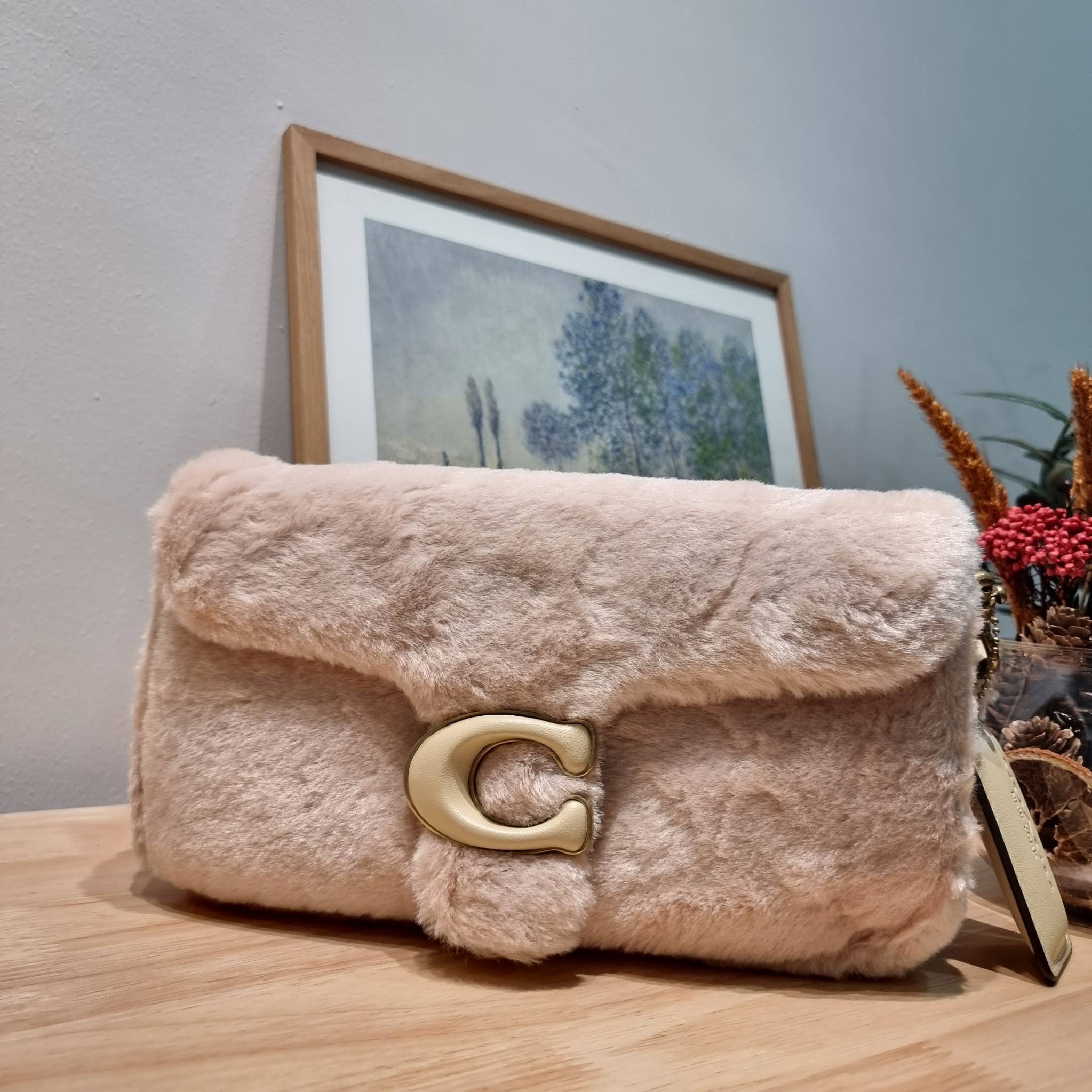 Coach pillow tabby shoulder bag 26 in shearling / COACH LEATHER COVERED C CLOSURE CC445 ใหม่ล่าสุดต้อนรับฤดูหนาว กับคอลเลคชั่นคุณหนู กระเป๋าสะพายไหล่ ดีไซน์วินเทจย้อนยุคตกแต่งขนรอบใบนุ่มฟู สวยลูกคุณมาก!! เปิด-ปิดด้วยกระดุมแม่เหล็ก รับรองแน่นหนา ภายในเป็นช