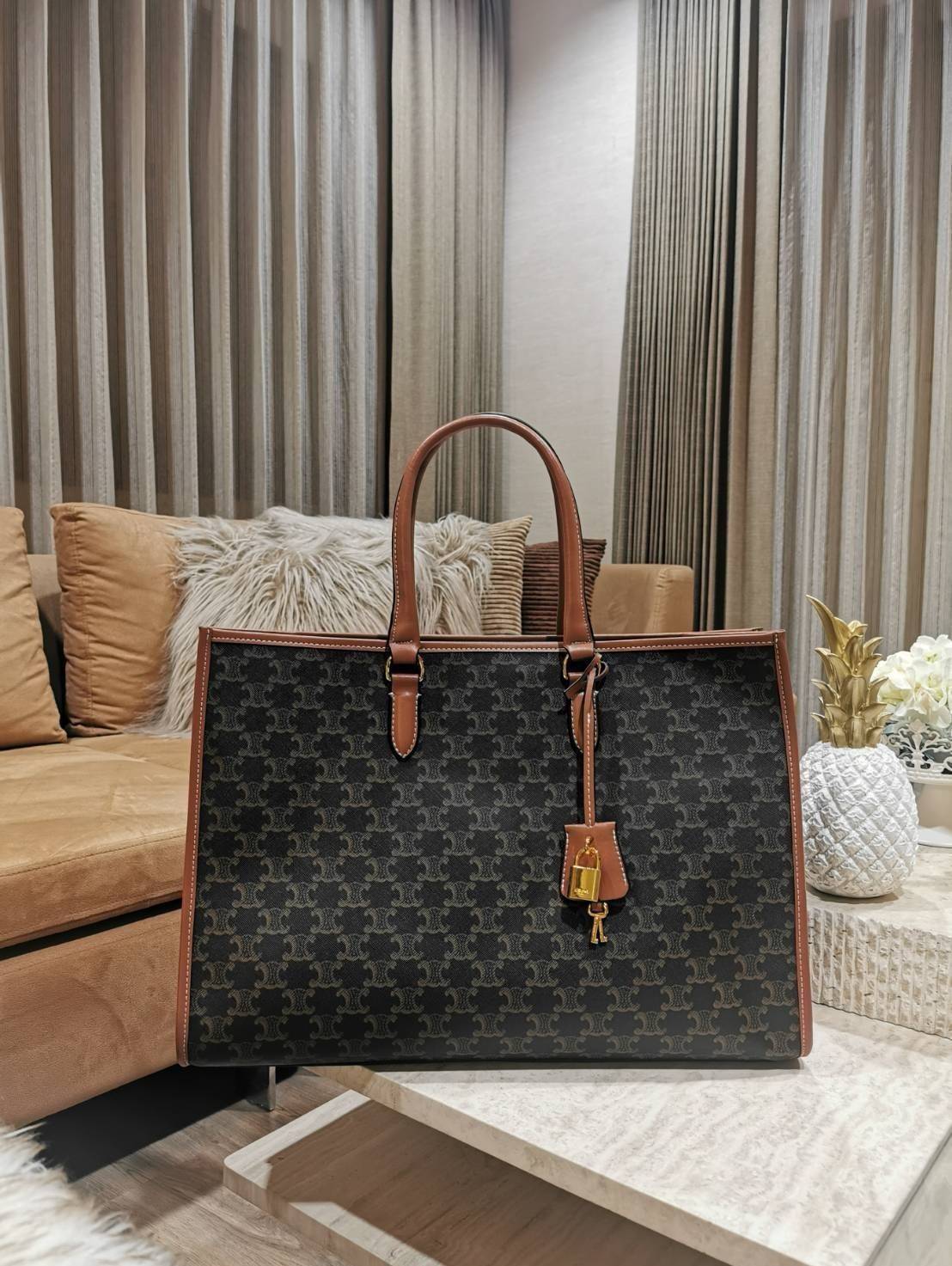 VIP 】CELINE LARGE TOTE BAG VIP GIFT WITH PURCHASE (GWP) กระเป๋าพรีเมี่ยมกิ๊ฟ Limited จาก CELINE HAUTE PARFUME DUTYFREE COUNTER วัสดุ TRIOMPHE CANVAS หนังแท้สวยอยู่ทรงดีไซน์หรูคลาสสิค มาพร้อมTAGสายหนังห้อยกุญแจทอง ภายในโล่งกว้างมีช่องซิป หัวซิปแบรนด์ สามาร