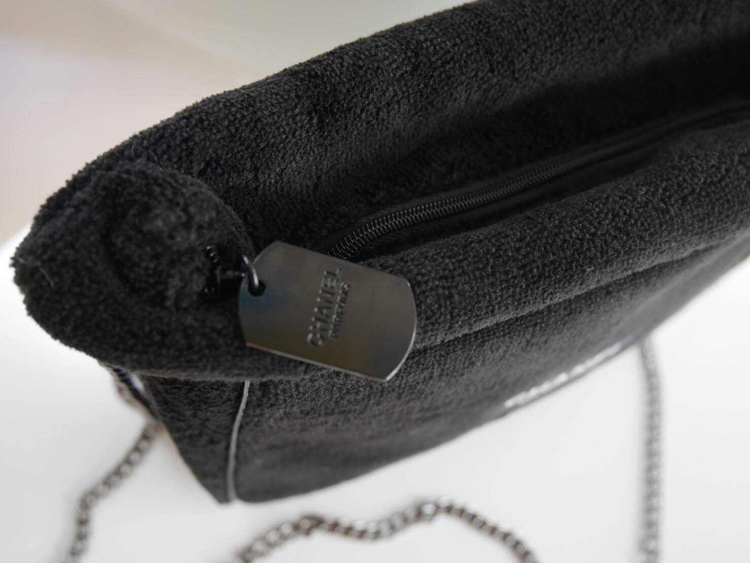 Best Seller! กระเป๋าสะพาย CHANEL PARFUME CROSSBODY BAG ของสมนาคุณจาก เคาเตอร์แบรนด์ดัง CHANEL เปิด/ปิด ด้วยซิบ มาพร้อมสายโซ่ที่ถอดได้ ด้านในซับกันน้ำ ที่จับรูดซิปเก๋ ปั้มแบรนด์ CHANEL ขนกระเป๋านุ่มเวอร์ จุของได้เยอะ ใช้เป็นกระเป๋าใส่เครื่องสำอางค์ ใช้ถือ