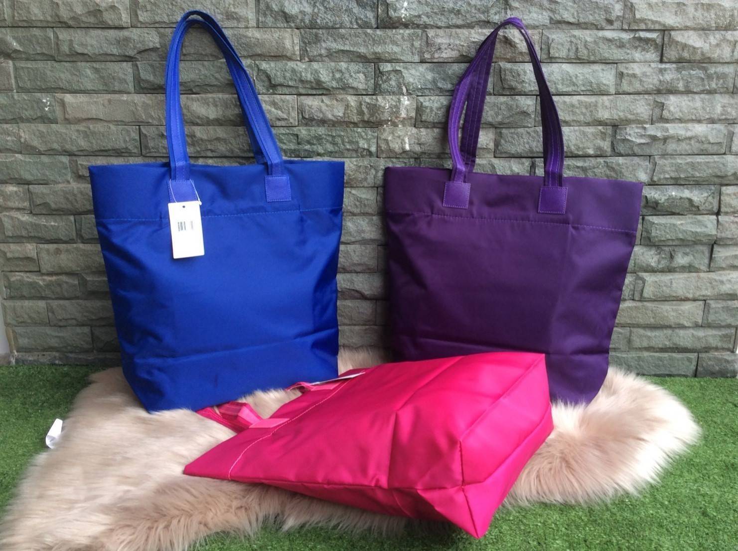 COACH nylon tote bag กระเป๋าสะพายทรง tote วัสดุ nylon หูหิ้วหนัง+ nylon ด้านหน้าปั๊ม logo brand เปิดปิดด้วยกระดุมแม่เหล็ก ภายในกว้าง ใส่ A4 ได้ และมีช่องซิปเล็กใส่ของจุกจิก ใบนี้จุได้เยอะ ทนทานทำความสะอาดง่ายค่ะ สวยทุกสีค่ะ