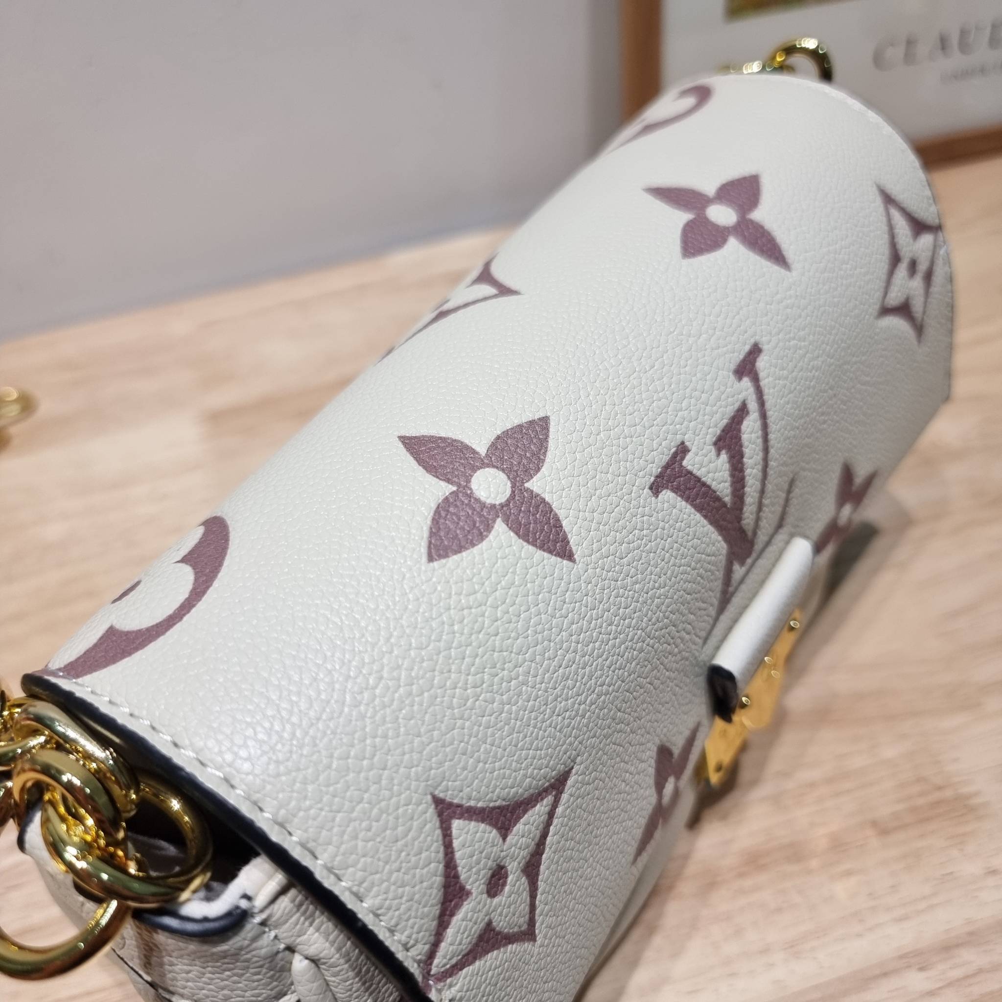 LV Favorite Bicolor Monogram Empreinte Leather - Handbags / LV FAVORITE BAG กระเป๋าสะพายคอลใหม่ล่าสุด สวยหรู ดูแพง ดีไซน์รูปทรงออกมาให้ใช้งานได้ง่าย