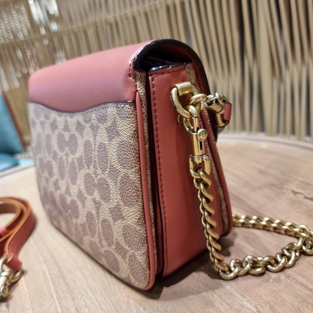 COACH 89089 CASSIE CROSSBODY 19 IN SIGNATURE CANVAS คัมแบ็คแล้วจ้า!! เรียบหรู ดูดี ต้องไอเท็มนี้เลย!! กระเป๋าสะพายข้าง สุดพิเศษ!! มีสายมาให้ถึง 3 แบบ!! สลับใช้แมทช์ตามสไตล์ได้เลย วัสดุหนังแคนวาสสลับหนังแท้ บอกเลยว่าสวยทุกสีนะคอลนี้ เปิด-ปิดด้วยตัวบิดล็อค 