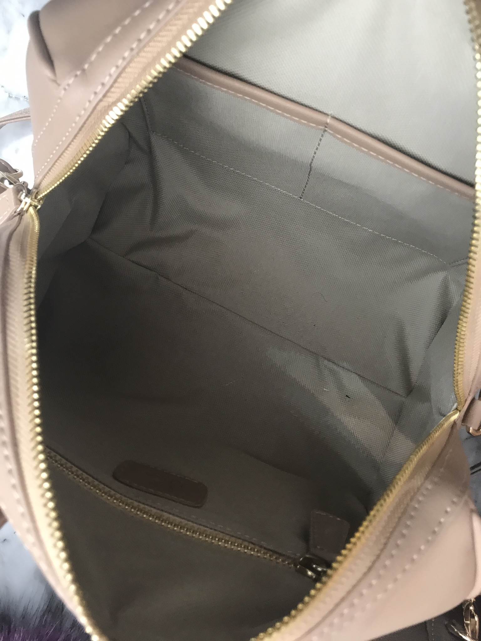 รุ่นขายดีที่สุด !! สีใหม่มาเพิ่มค่า 😘🙏🏻 👜ดีเทลกระเป๋า 🌵สินค้าขายดี ขนาด มินิ สวยมากคะ >> รุ่น KEEP leather Pillow bag สวย น่ารัก ขนาดตอบทุกโจทย์การใช้งาน เห็นแล้ว หลงรักเลยคะ ตัวกระเป๋าขนาดกำลังดี จุของคุ้ม หน