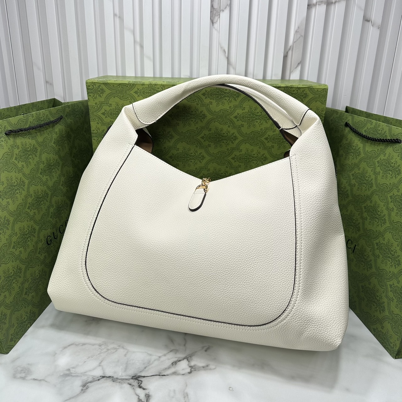 Gucci Softbit maxi shoulder bag โฉมใหม่ล่าสุด กับกระเป๋าสะพายรูปทรงใหม่เรียบหรูด้วยหนังลายเกรน ใบใหญ่จุใจพร้อมใบลูกเข้าเซ็ท ตกแต่งอะไหล่ Horsebit ครึ่งรูปขนาดใหญ่ด้านหน้าสวยหรูโดดเด่น สวยผู้ดี ดารา เซเลปใช้กันเพียบ