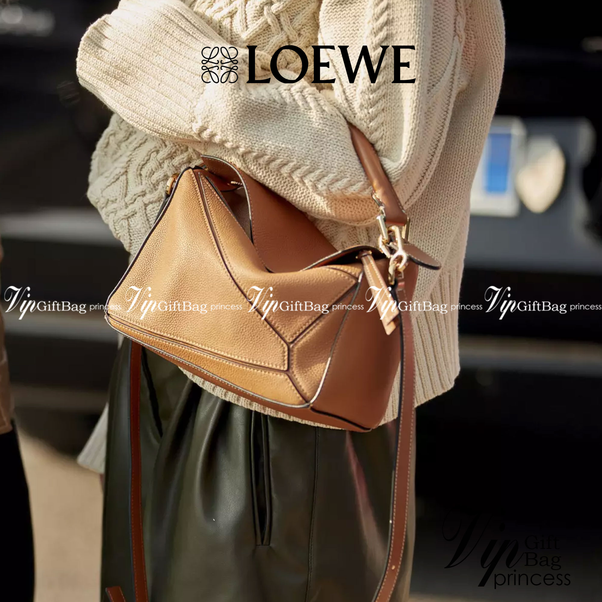 Loewe Puzzle Bag In Classic กระเป๋าทรง Puzzle นี้ออกแบบโดย Jonathan Anderson โดยได้รับแรงบันดาลใจในการออกแบบมาจากรูปทรงของลูกรักบี้ ดังนั้น จึงจะเห็นได้ว่าการตัดเย็บและรูปทรงของกระเป๋านั้นคล้ายคลึงกับลูกรักบี้ รูปทรงดูมินิมอลไม่ทิ้งคอนเซ็ปต์ของแบรนด์ สามา