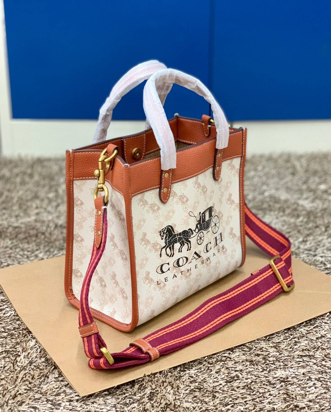 COACH FIELD TOTE 22 WITH HORSE AND CARRIAGE PRINT CARRIAGE BADGE((C8456)) 💫พร้อมส่งที่ไทย ใหม่ล่าสุด คุณภาพเกินเบอร์เลยจ้าา! กระเป๋าทรงTote ไม่ว่าโอกาสไหนๆ คุณสามารถพกพาไปได้ทุกที่ค่ะ หนังแท้อย่างดี! สวย นิ่มมือดีมากค่ะ