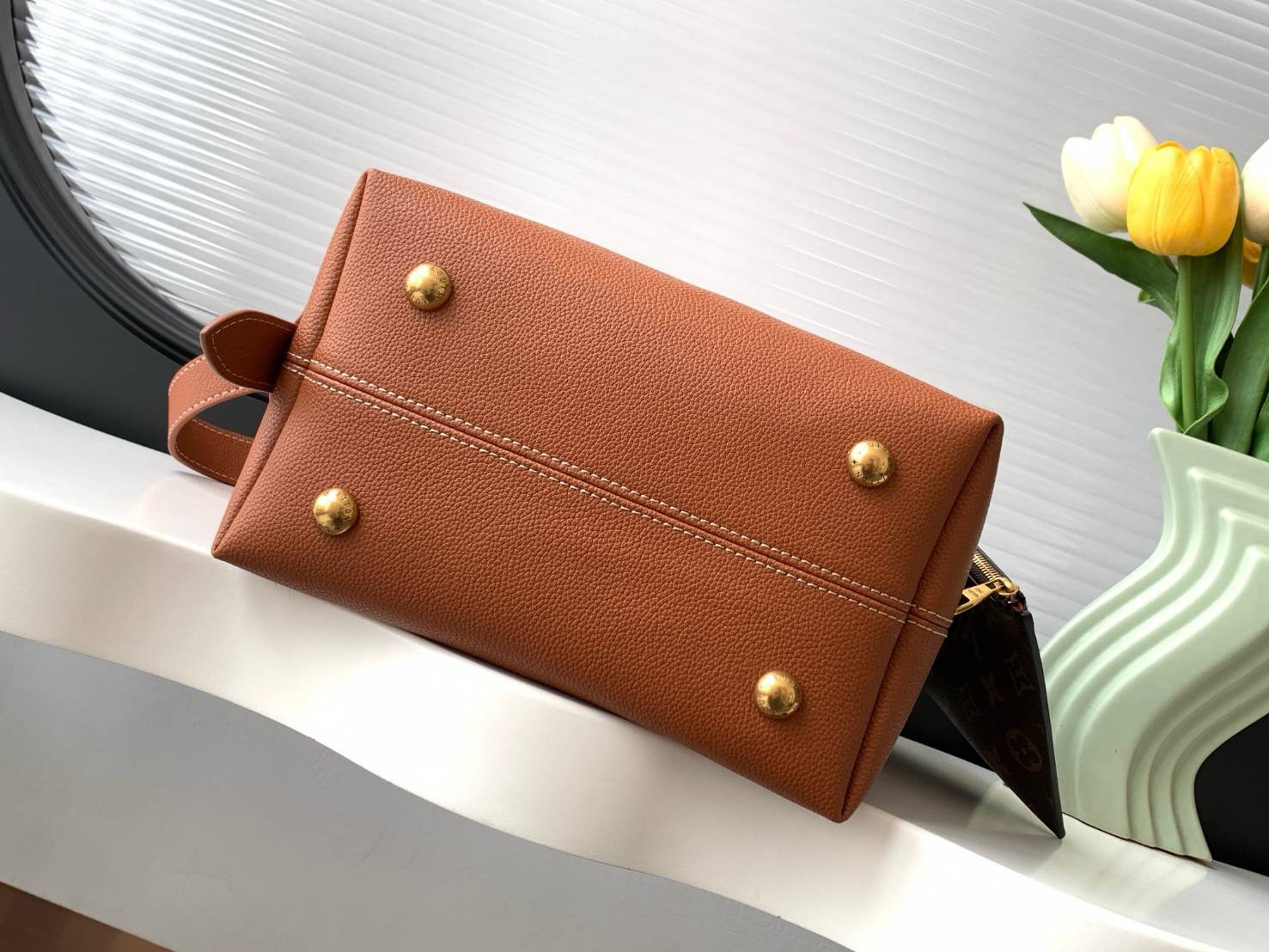 TOP ORI | หนังแท้ LV Low Key Hobo PM Bag เกรดเทียบแท้เทพดีสุด กระเป๋าสะพายทรงโท้ทรุ่นใหม่ เผยความเรียบหรูมีระดับด้วยรูปทรงเรียบง่ายและงานฝีมือประณีตไร้ที่ติ