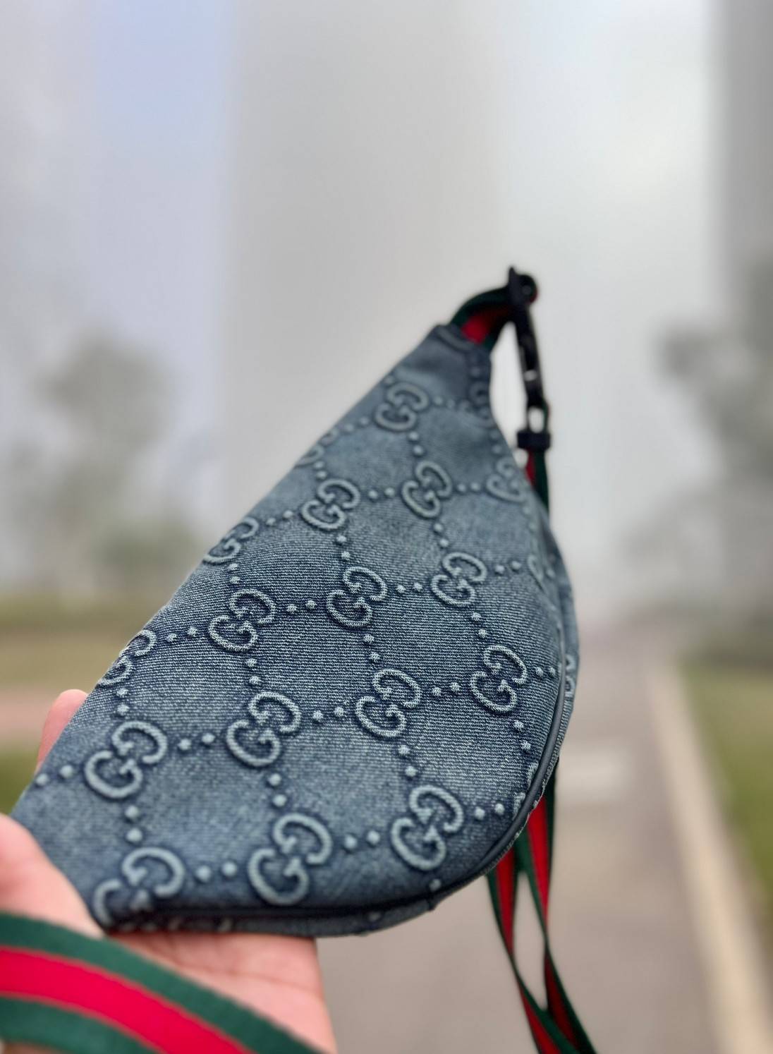 GUCCI GG DENIM BELT BAG ล่าสุดสวยมากๆ รุ่นนี้ใช้ได้ทั้งชายหญิง วัสดุเดนิมอย่างดีลายGแบบ3Dสวยมากๆค่ะ อะไหล่ซิปทองห้อยเชือกสีแดงโดดเด่น ซื้อใช้คู่กับแฟนยิ่งสวยค่าา