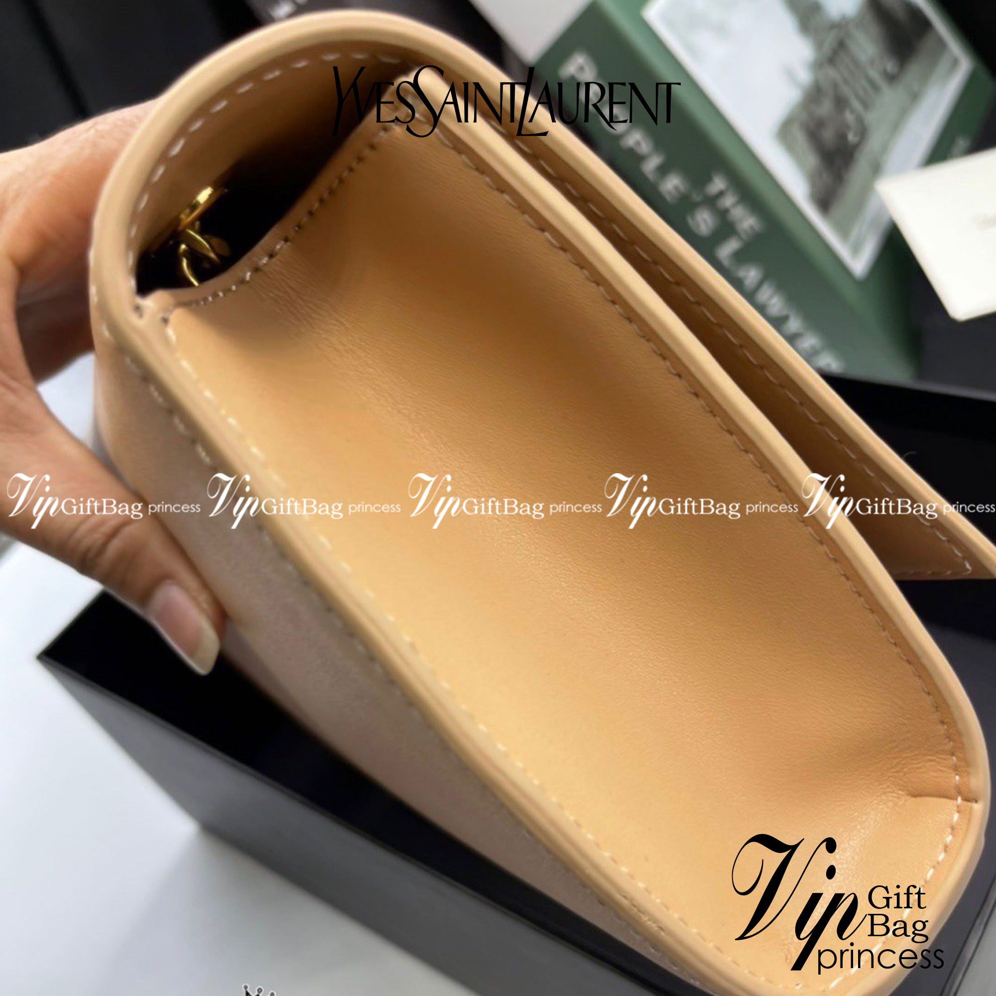 หนังแท้ YSL SAINT LAURENT Kate Medium leather shoulder bag กระเป๋าสะพายแบรนด์หรู เปิดหน้าอะไหล่ทอง,เงิน,ดำ (หนังลวดลายคล้ายคาเวียร์และหนังลาย Croc leather ) งานสวยดูดีมีระดับ ปั้มทุกจุด สวยเป๊ะมากก ขนาดกระทัดรัดกำลังดี มาพร้อมาสะพายโซ่ยาว (ปรับ/ถอด ไม่ได้