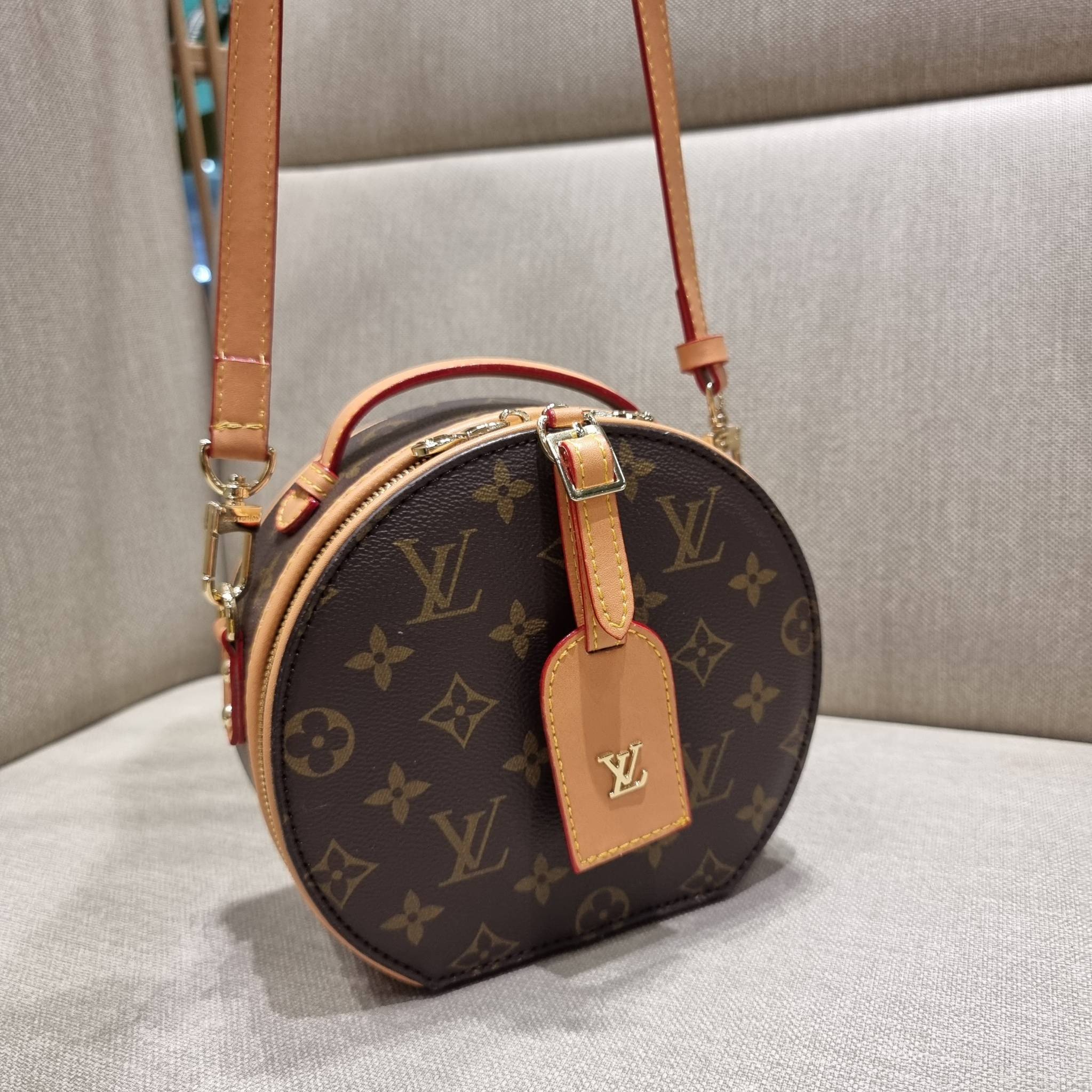 LV CROSSBODY ROUND BAG / LV BOITE CHAPEAU สุดยอดของรุ่นที่ฮิตตลอด กระเป๋าสะพาย สวยอยู่ทรง ผู้ดีมากๆ วัสดุหนังแคนวาสคุณภาพ โดดเด่นด้วยรูปทรงเอกลักษณ์ มาพร้อมแท็กหนังห้อย เพิ่มความแพงไปอีก เปิด-ปิดด้วยซิป ภายในเป็นช่องโล่ง สวยไปอีกหนึ่ง มีสายสะพายครอสให้ ปร