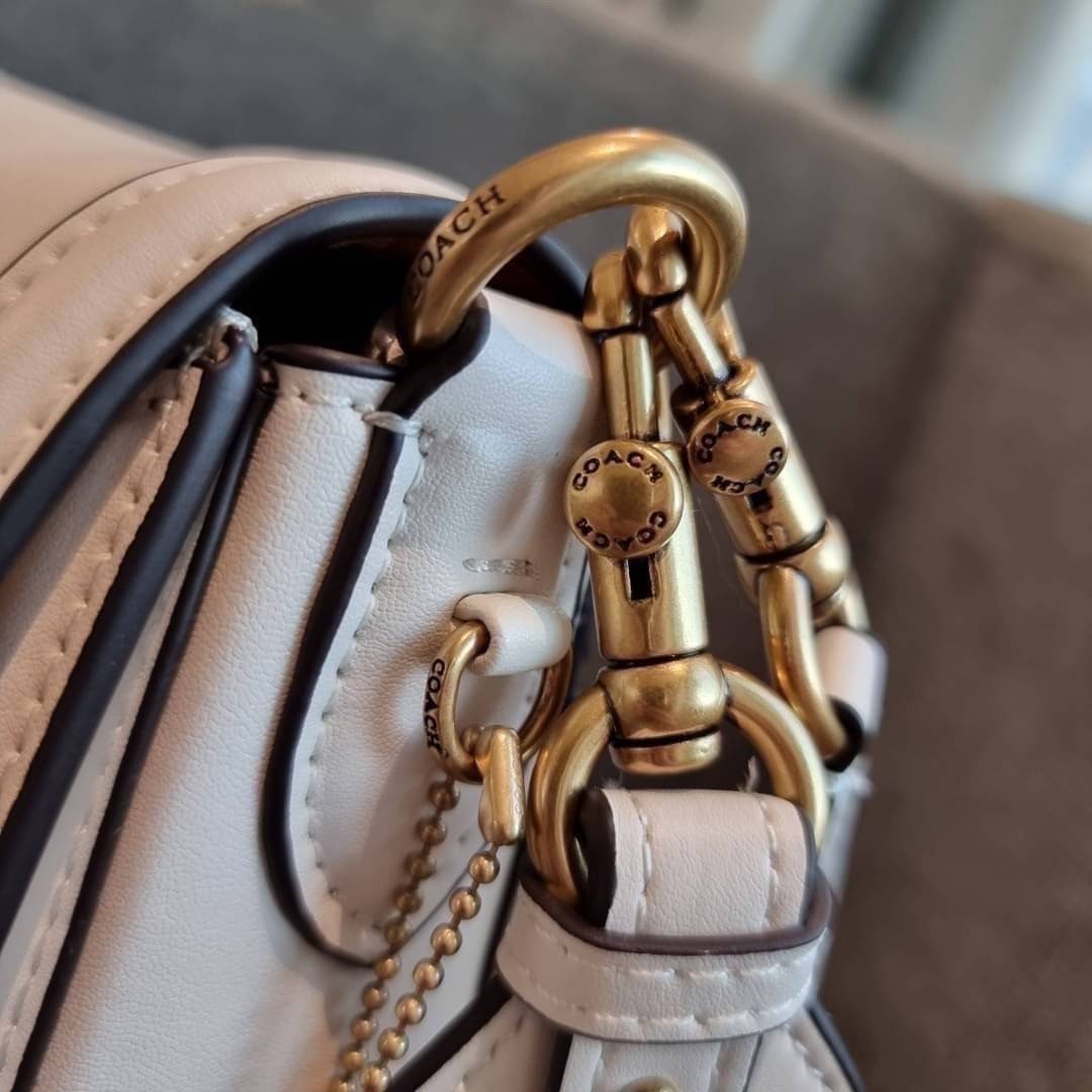 COACH C0749 BEAT SADDLE BAG The best item! ที่สาวๆรอคอย! ฮอตไฟลุก! สีหายาก ละมุนคุณหนู คอลเลคชั่นใหม่ ดีไซน์หรูหรา พิเศษมากๆมาพร้อมสายสะพาย 2 เส้น ใช้คู่กันหรือแยกสะพายก็สวยครบสูตร กระเป๋าสะพายทรง saddle คลาสสิค วัสดุหนัง glove-tanned ทนทาน เปิด-ปิดด้วยกร