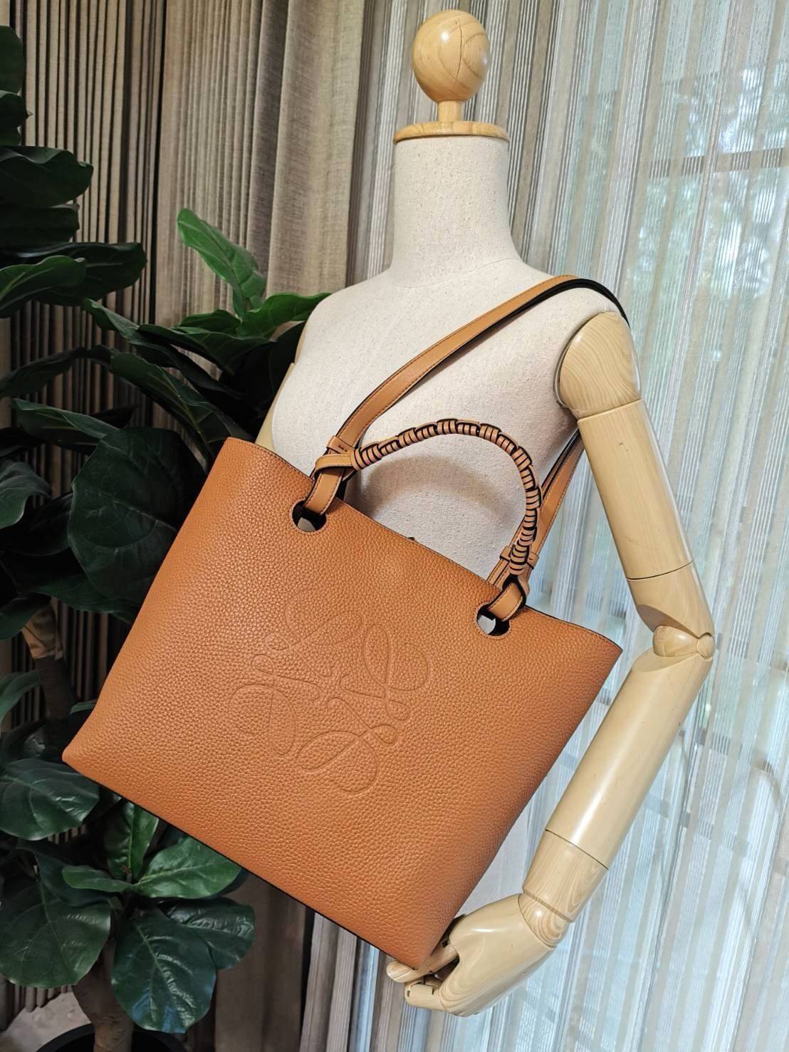 พร้อมส่งความสวย! Super Rare! ห้ามพลาด!✴️ LOEWE HANDLE & SHOULDER BAG VIP GIFT WITH PURCHASE (GWP) กระเป๋าหนังแท้พรีเมี่ยมกิ๊ฟ Limited จาก LOEWE PERFUME DUTYFREE รุ่น Rare items สุดๆวัสดุหนังแท้ Lambskin แบบนิ่มเทคเจอร์สวยดีไซน์สุดหรูคงเอกลักษณ์แบรน