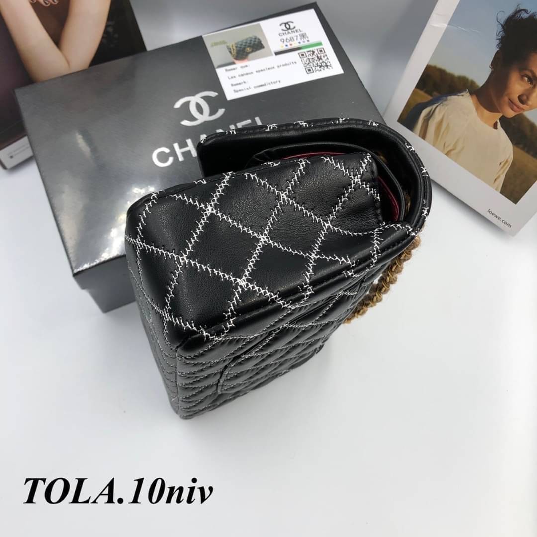 CHANEL Classic 10" รุ่นใหม่ หนังเรียบตะเข็บตารางสีขาวสวยคลาสสิค โดดเด่นด้วยสายโซ่สีทองร้อยเชือกสวยหรู พร้อมส่งที่ไทยไม่ต้องรอพรีฯ