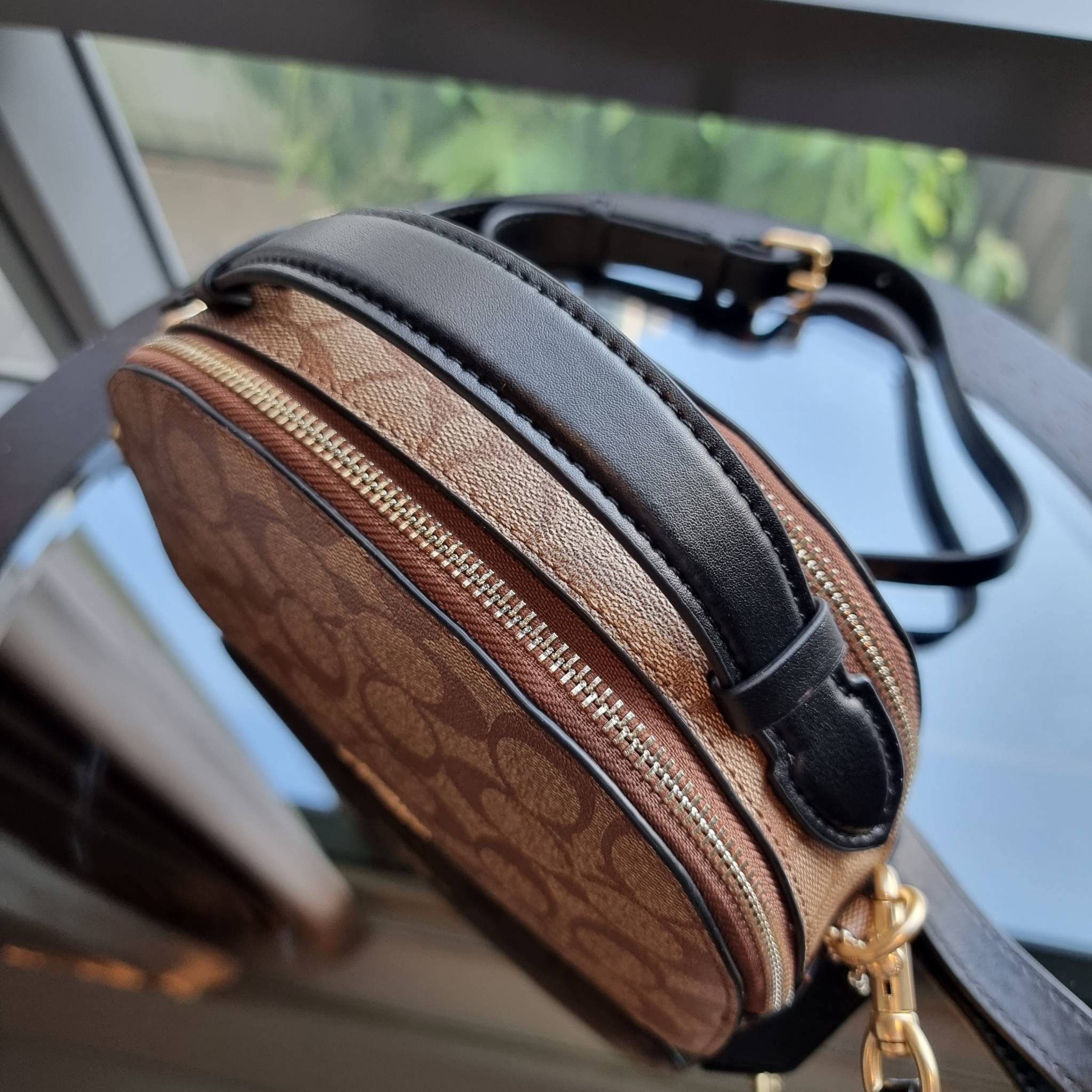 OUTLET 】COACH 1591 SERENA SATCHEL IN SIGNATURE CANVAS กระเป๋าสะพายคอลเลคชั่นยอดฮิต ดีไซน์ลุคผู้ดี ต้องยกให้น้องใบนี้เลย!! จัดสีขายดี สีลุคคุณหนูมาให้ สวยตาแตก!! วัสดุหนังแคนวาส เปิด-ปิดด้วยซิป 2 ช่องหลัก ภายในเป็นช่องโล่ง เก็บของได้แบบสบายๆ ใส่มือถือได้ทุ