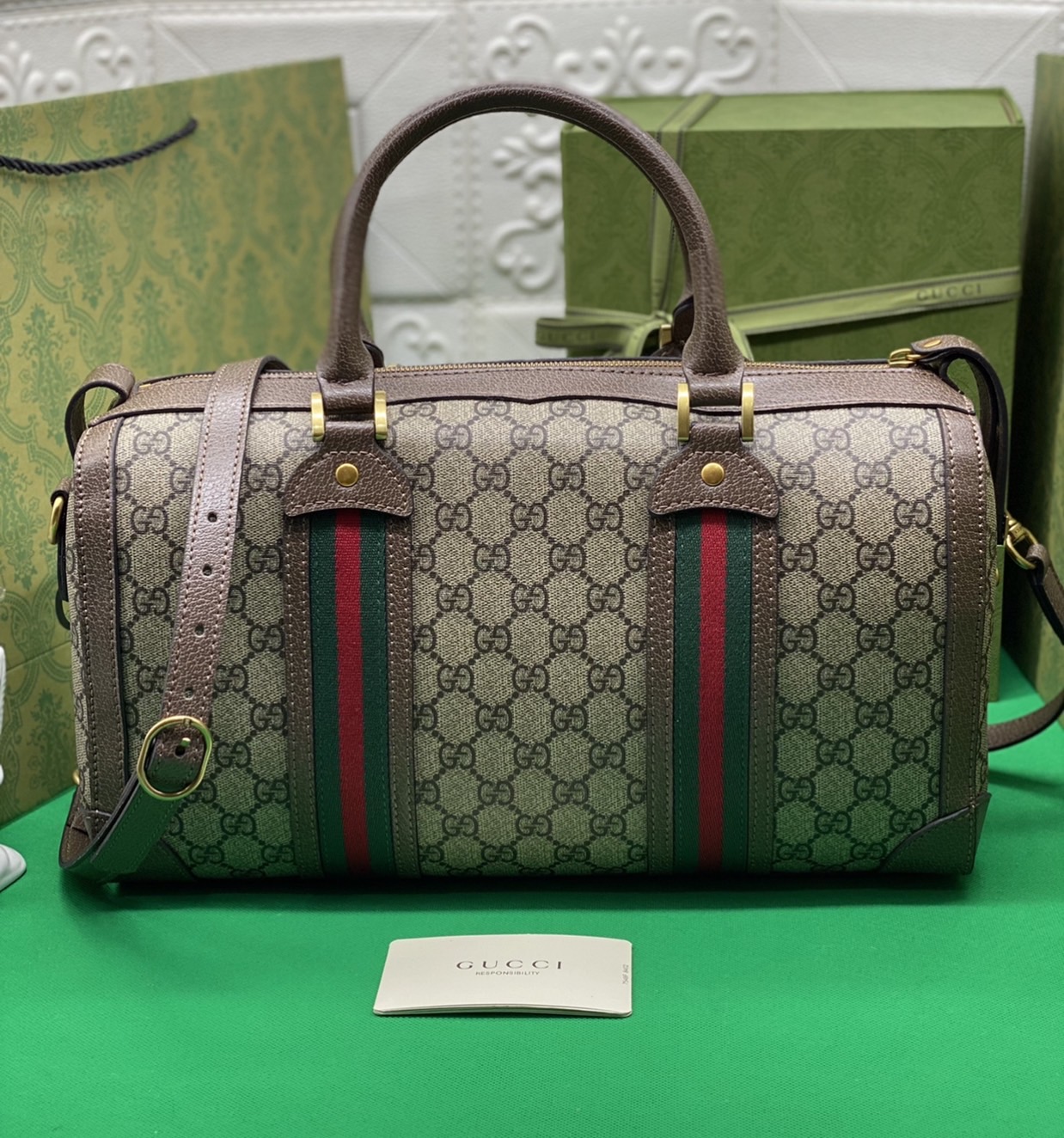 หนังแท้ Gucci keepall Ophidia GG medium carry-on duffle กระเป๋าใบใหญ่จุใจ ใส่สัมภาระขึ้นเครื่องเดินทางได้ ใส่เสื้อผ้า รองเท้า เอกสาร A4 iPad Notebookได้ หูจับแข็งแรง สายสะพายยาวถอดออกได้ สะพายไหล่หรือ Crossbody ก็ดูดี ใช้ได้ทั้งชายหญิง ภาพถ่ายสินค้าจริง ไ