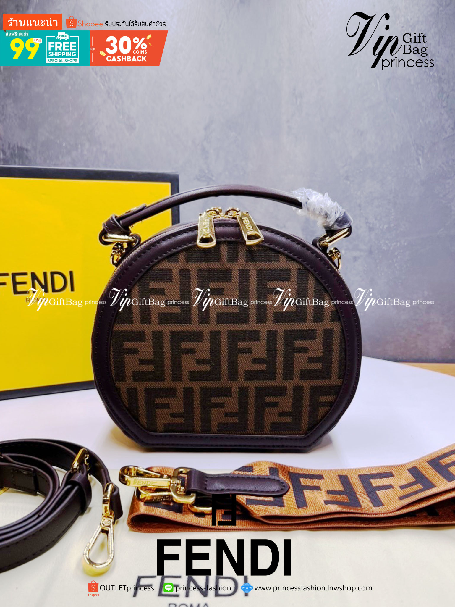 หนังแท้ FENDI CROSSBODY BAG / fendi circle bag / Fendi Round Monogram Crossbody Bag กระเป๋าสะพายทรงกลมสวยเด่น มีดีเทลเพิ่มความหรู ด้วยสีของอะไหล่ วัสดุหนังแคนวาสสลับหนังแท้ ภายในโล่งกว้าง มีช่องซิปแยกให้อีก ใช้งานง่าย พร้อมสายสะพาย 2 เส้น สายสะพายครอสปรับ