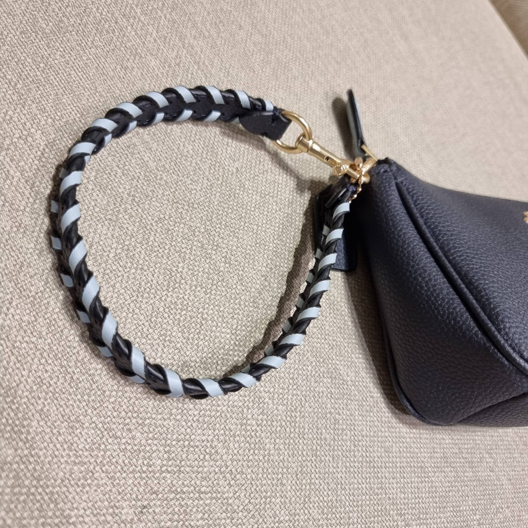 COACH C4233 NOLITA 19 WITH WHIPSTITCH คอลเลคชั่น rare item น่ารักน่าใช้ ในสไตล์คลาสสิค กระเป๋าทรงพอชขนาดมินิ ที่สามารถสะพายไหล่ และกึ่งคล้องมือใช้ได้ 2 สไตล์ ปรับสายให้มาเกี่ยวฝั่งเดียวเพื่อใช้เป็นคล้องมือ หรือปรับเกี่ยวอีกฝั่งใช้คล้องแขน คล้องไหล่ก็เก๋มา