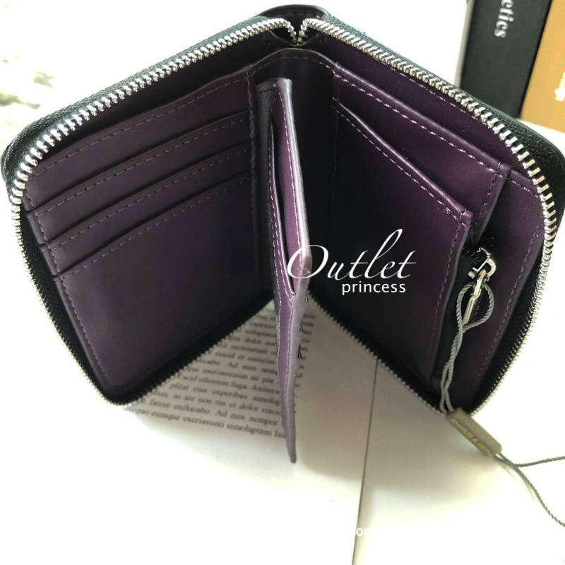 กระเป๋าสตางค์ใบสั้น CHARLES & KEITH เปิด - ปิดกระเป๋าด้วยซิปรอบ ด้านในมีช่องใส่บัตร ช่องใส่ธนบัตร ช่องใส่รูป และช่องซิปค่ะ