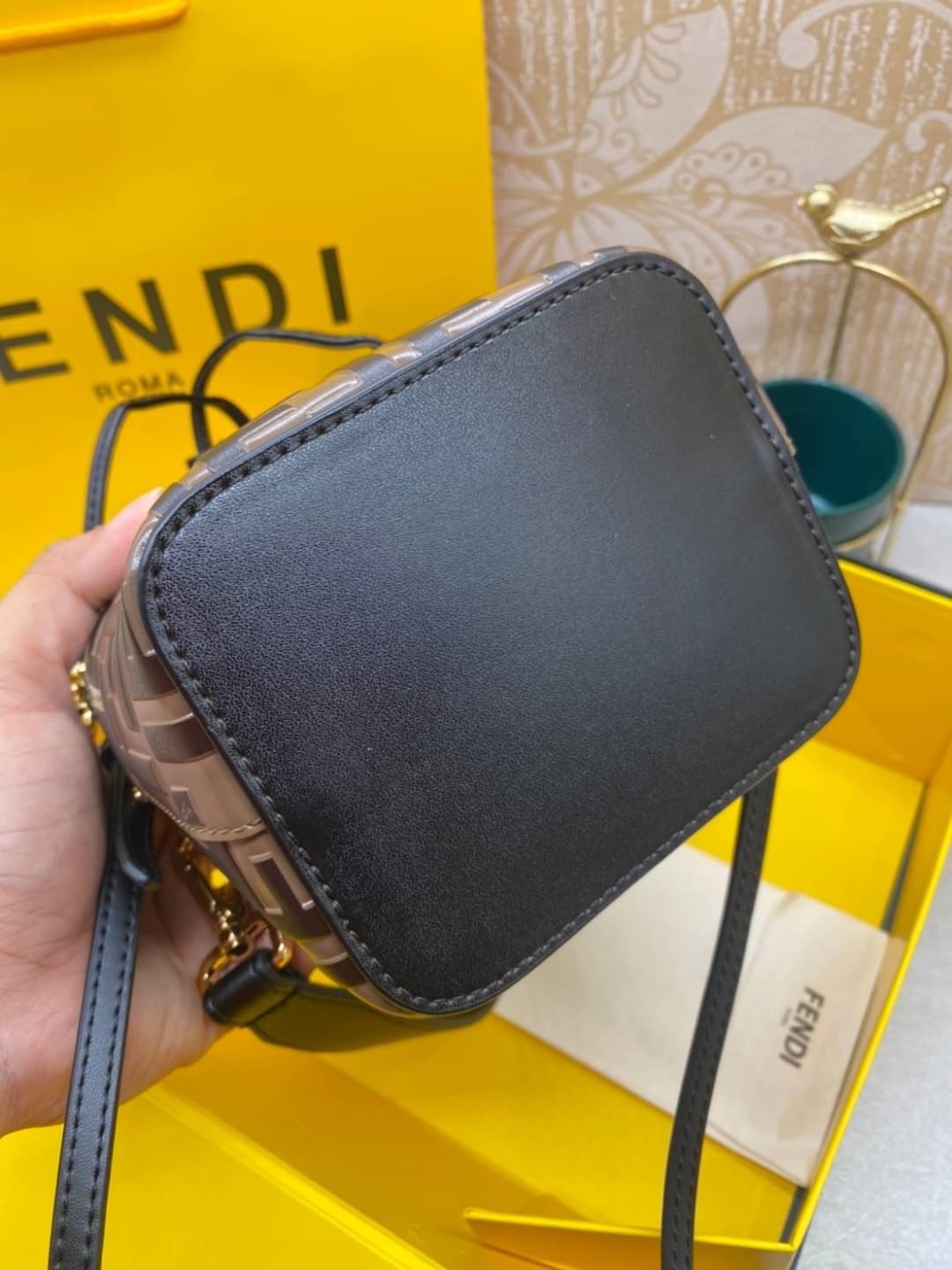 FENDI Mon Tresor Brown leather mini bag / FENDI Bucket Bag กระเป๋าสะพายทรงบัคเก็ต ไซส์มินิ รุ่นยอดนิยม เกรดออริ 1:1 ใช้ต่างประเทศได้