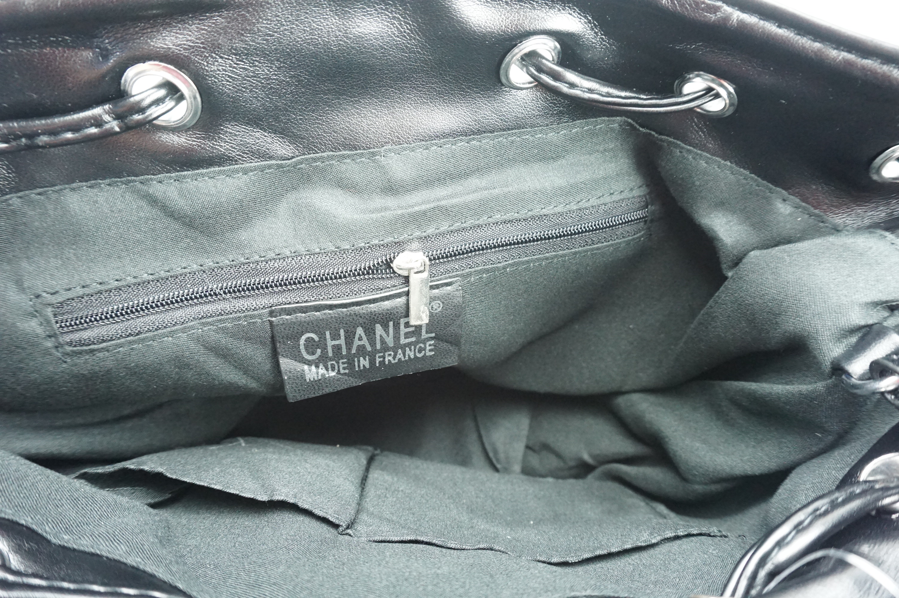 Chanel premium gift canvas ทรงขนมจีบเล็ก เป็นกระเป๋าสะพายข้าง สายสามารถปรับได้ มีกระเป๋าใบเล็กใส่เหรียญแยกจากใบใหญ่ สามารถถอดออกได้ ด้านหน้าปักโลโกแบรนสวยหรู มีสายรูดปิดกระเป๋า ด้านในมีช่องซิปเล็ก 1 ช่อง ฐานกระเป๋าเป็นหนังสีดำเป็นฐานรวมถึงมุมกระเป๋า