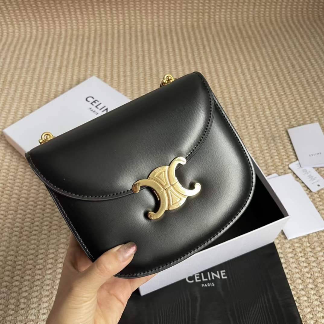 CELINE TEEN BESACE TRIOMPHE IN SHINY กระเป๋าสะพายคาดลำตัวรุ่นนี้นับว่าเป็นกระเป๋าอีกหนึ่งรุ่นในซีรีส์ Triomphe ที่ได้รับความนิยมอย่างมาก ด้วยรูปร่างทรงโค้งมนมีความคลาสสิกตามแบบฉบับแบรนด์