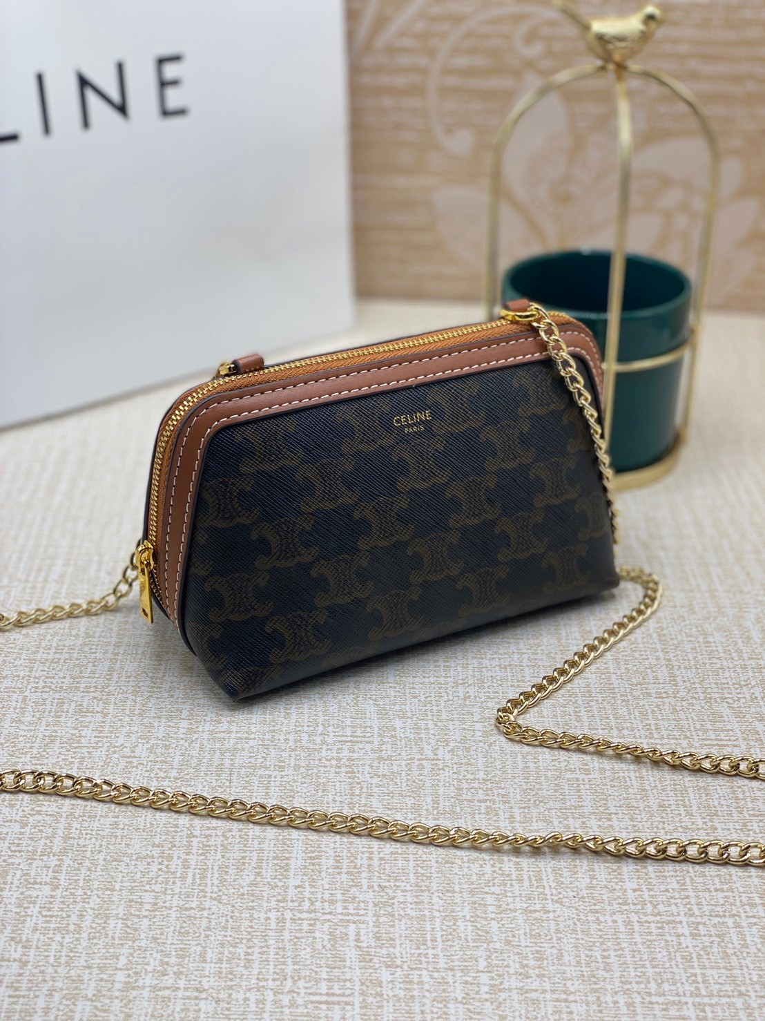 CELINE POUCH 16cm / CELINE TRIOMPHE Triumphal Arch Canvas / CELINE CLUTCH WITH CHAIN กระเป๋าคลัทช์ดีไซน์เรียบหรูออกแบบมาได้อย่างลงตัว พร้อมสายสะพายโซ่ทองสุดหรู ด้วยรูปทรงที่สวยงามและทันสมัย