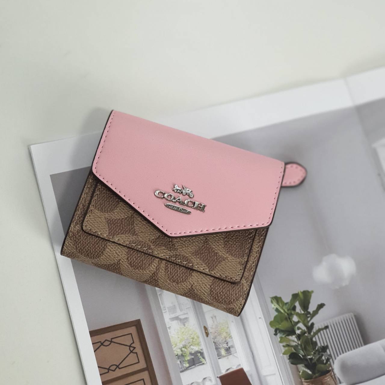 COACH SMALL WALLET IN SIGNATURE CANVAS กระเป๋าสตางค์ใบสั้น แบบพับสองตอน หน้าจดหมาย เปิดปิดด้วยกระดุมปั้มแบรนด์ ด้านในมีช่องใส่บัตรหลายช่อง และช่องใส่ธนบัตร ด้านหลังมีช่องซิปเหรียญอีกหนึ่งช่อง น้ำหนักเบา พกพาสะดวก มีให้เลือกหลายสี ห้ามพลาดค่ะ!