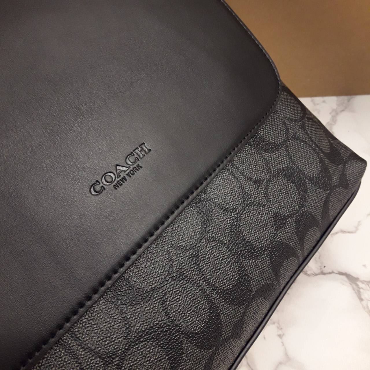 COACH CHARLES SMALL MESSENGER IN SIGNATURE (F54771)🌲ทั้งหล่อ ทั้งเท่มากๆขนาดนี้ ไม่ควรพลาด !! //สะพายข้างใบใหญ่ Unisex ใช้ได้ทั้งชายและหญิง // วัสดุแคนวาส ผสมหนังแท้อย่างดี อยู่ทรงสวย คุณภาพสุดๆ ฝาเปิดกระเป๋า ล็อคด้วยตัวล็อคแม่เหล็ก แน่นหนามากๆ ช่